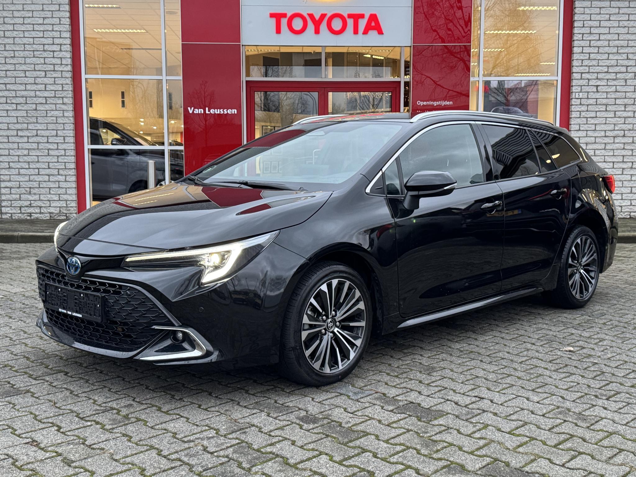 Toyota Corolla Touring Sports 140 HYBRID FIRST EDITION STOEL/STUURVERW PARK-SENSOREN NAVI APPLE/ANDROID EL-ACHTERKLEP 17" LM-VELGEN