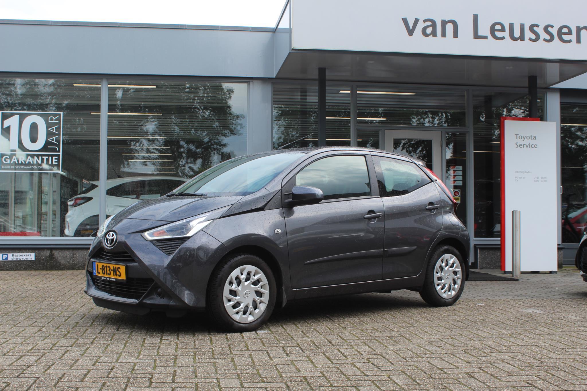 Toyota Aygo 1.0 VVT-I X-PLAY AUTOMAAT APPLE/ANDROID AIRCO CAMERA BLUETOOTH EL-SPIEGELS 1E -EIGENAAR DAB RADIO AFS CENTRAAL