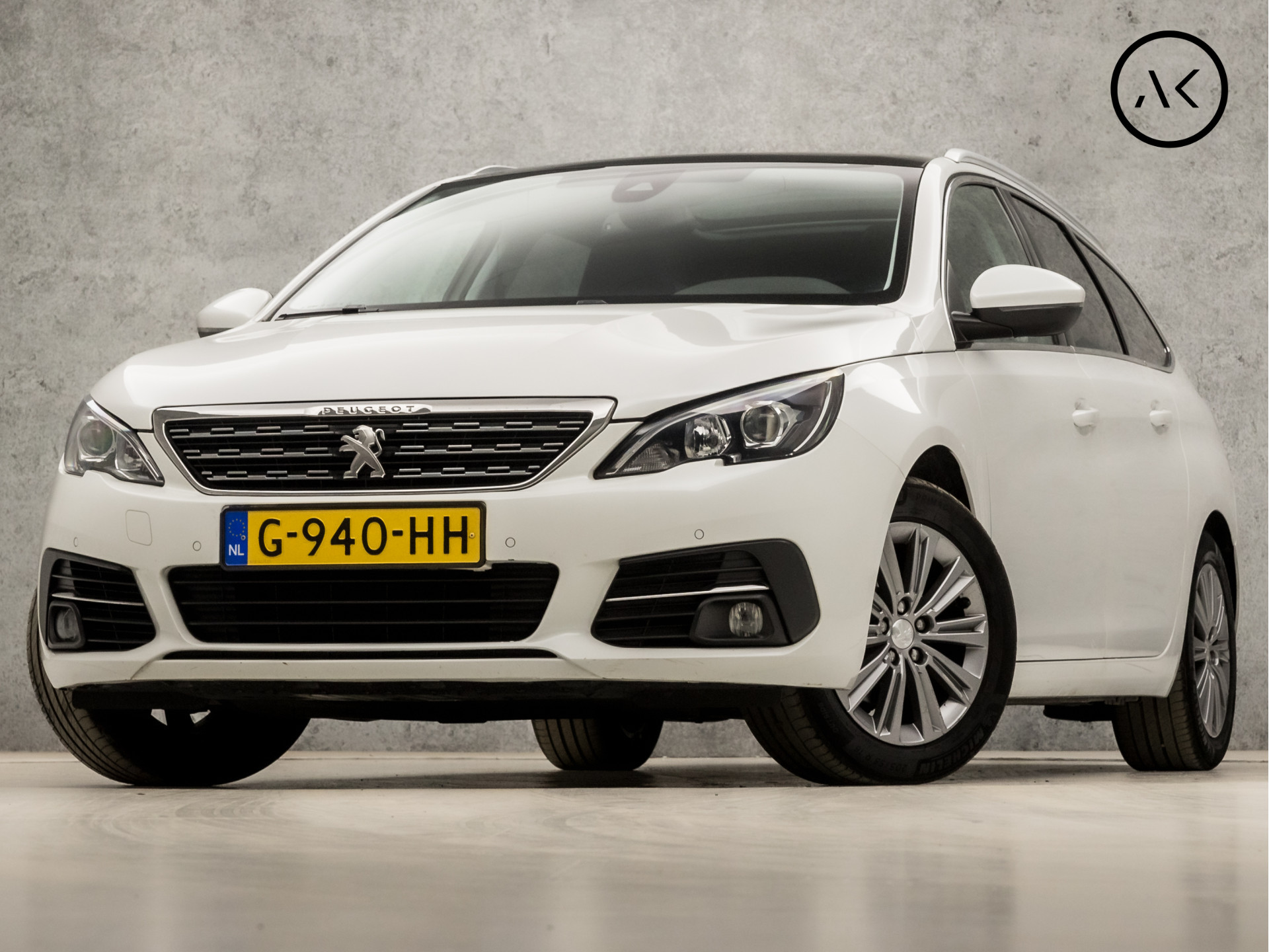 Peugeot 308 SW 1.2 PureTech Deluxe (PANORAMADAK, APPLE CARPLAY, GROOT NAVI, 360 CAMERA, GETINT GLAS, SPORTSTOELEN, LEDER, KEYLESS, DAB+, CRUISE, NIEUWSTAAT)