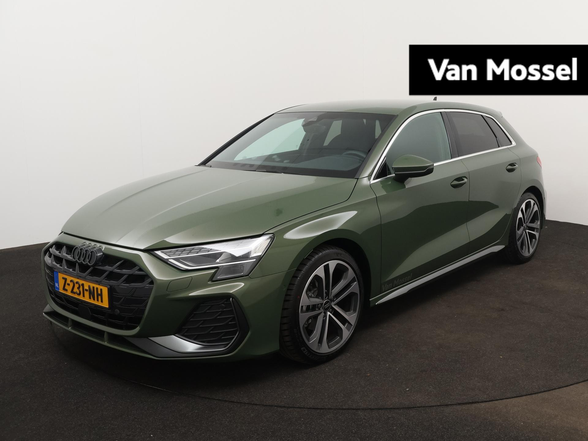 Audi A3 Sportback 35 TFSI S edition 150 PK | S-line | Audi drive select | Camera | SONOS | Aluminium raamlijsten | Navigatie | Lane change warning | Lichtpakket plus ambient light | Privacy glas | Comfortpakket plus | LED Matrix |