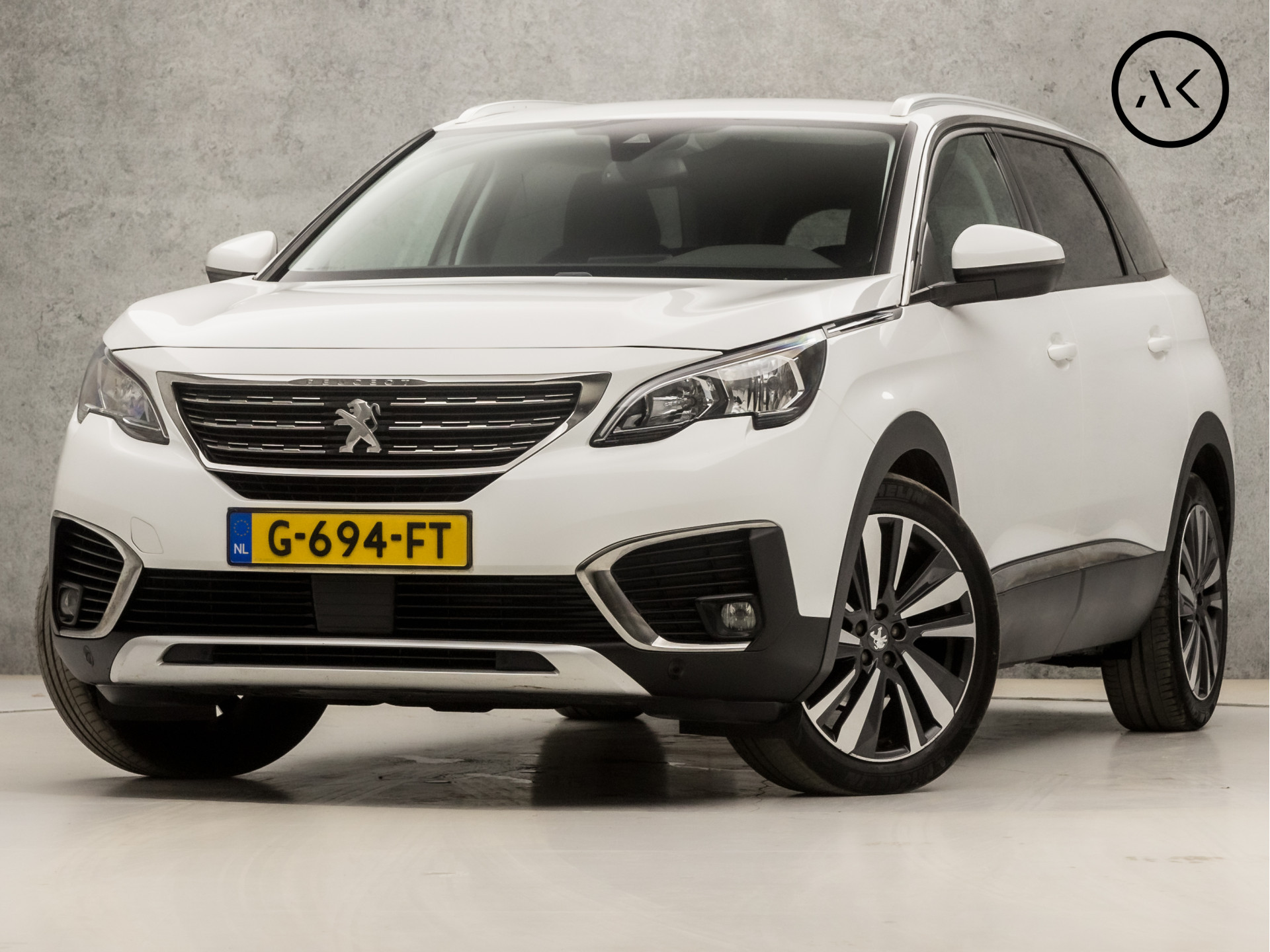 Peugeot 5008 1.2 PureTech Sport 7 Persoons (APPLE CARPLAY, GROOT NAVI, MEMORY SEATS, LEDER, STOELVERWARMING, GETINT GLAS, TREKHAAK, LANE ASSIST, DAB+, NIEUWSTAAT)