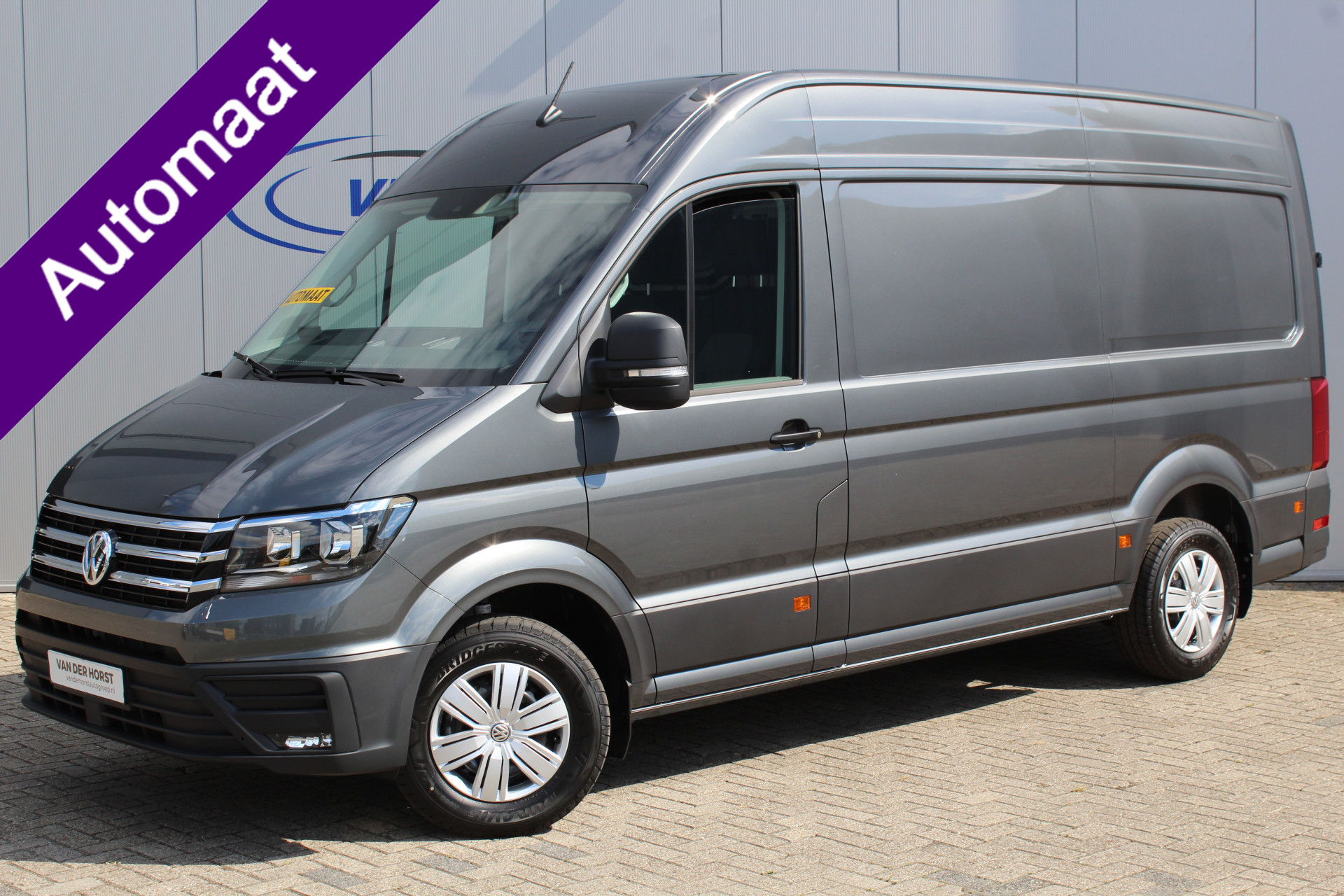 Volkswagen Crafter 35 2.0-140pk TDI AUTOMAAT L3H3, DEMO-auto. Airco, verwarmd stuurwiel, comfortabele verwarmde chauffeurst., camera, cruise cntrl., navigatie, metallic lak, 3-zits, etc. Direct leverbaar !