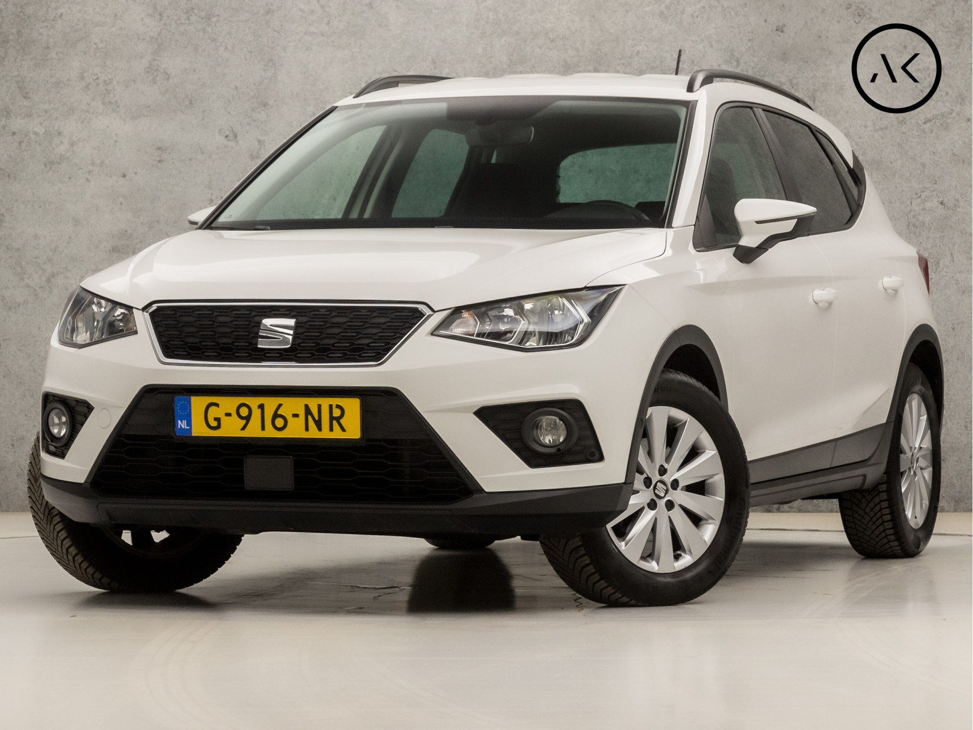 SEAT Arona 1.0 TSI Luxury (APPLE CARPLAY, GROOT NAVI, CLIMATE, KEYLESS, CAMERA, GETINT GLAS, SPORTSTOELEN, PARKEERSENSOREN, CRUISE, NIEUWSTAAT)