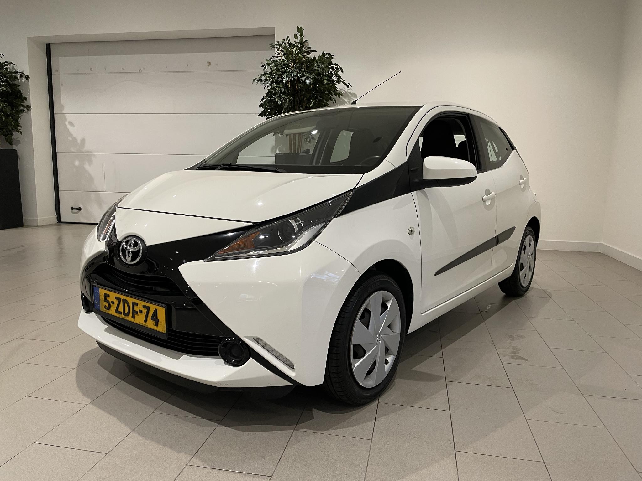 Toyota Aygo 1.0 VVT-i x-play | Navigatie | Bluetooth | Airco | Achteruitrijcamera | AUX Aansluiting | USB | Leder Stuurwiel |