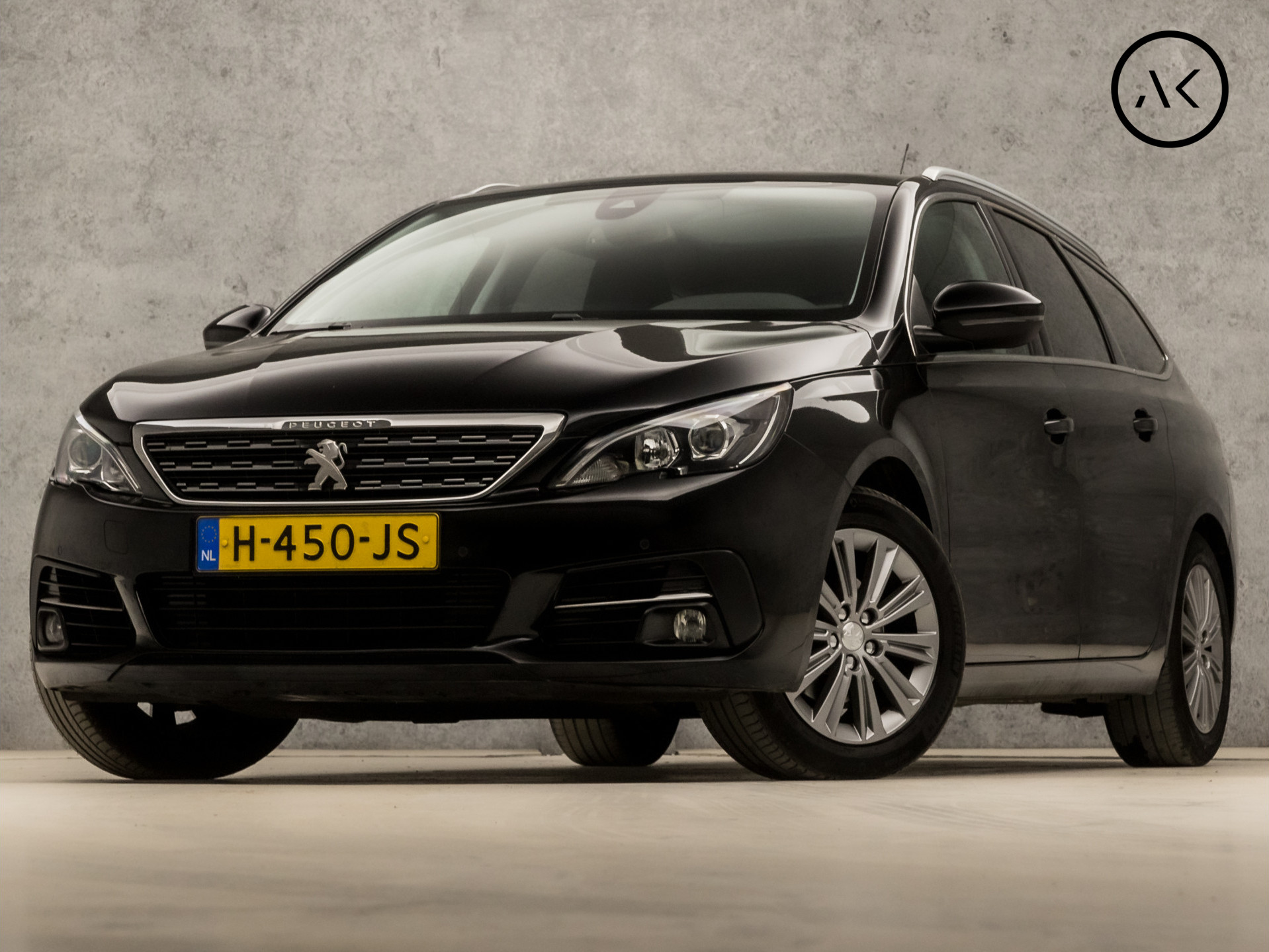 Peugeot 308 SW 1.2 PureTech Sport Automaat (PANORAMADAK, APPLE CARPLAY, GROOT NAVI, KEYLESS, 360 CAMERA, LEDER, SPORTSTOELEN, PARKEERSENSOREN, GETINT GLAS, TREKHAAK, NIEUWSTAAT)