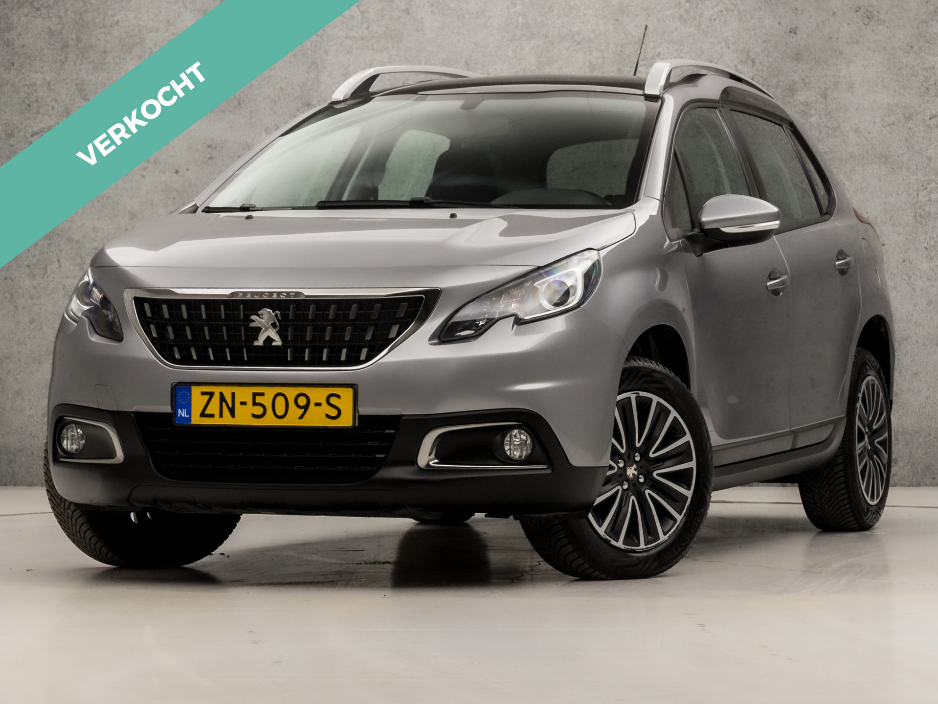 Peugeot 2008 1.2 PureTech Sport Automaat (PANORAMADAK, APPLE CARPLAY, NAVIGATIE, PARKEERSENSOREN, SPORTSTOELEN, XENON, CRUISE, DAKRAILS, NIEUWSTAAT)