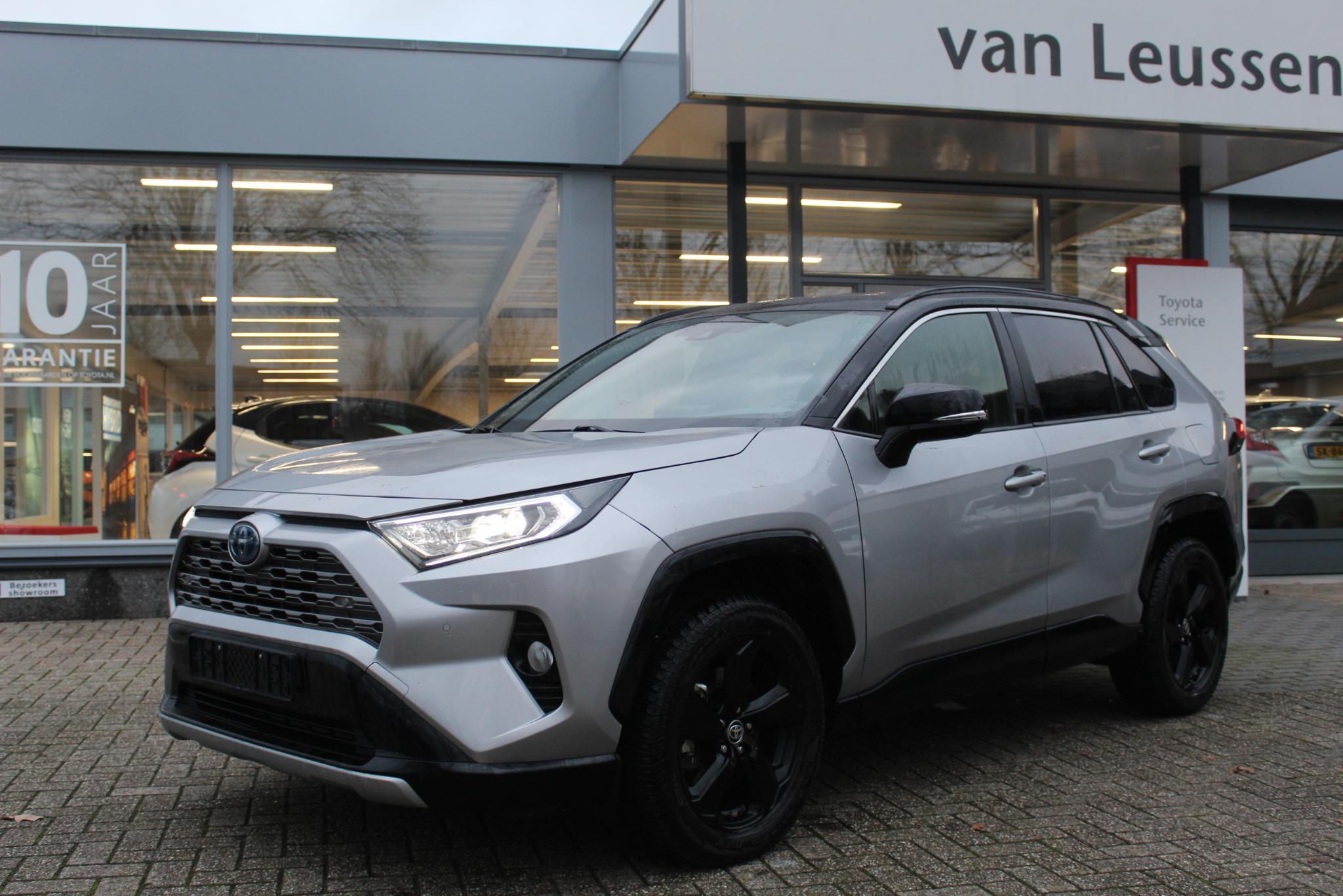 Toyota RAV4 2.5 HYBRID BI-TONE DAB LES JBL EL-STOEL STOELVERW. EL-ACHTERKLEP PRIVACY GLASS NAVI APPLE/ANDROID AD-CRUISE 18"LM-VELGEN