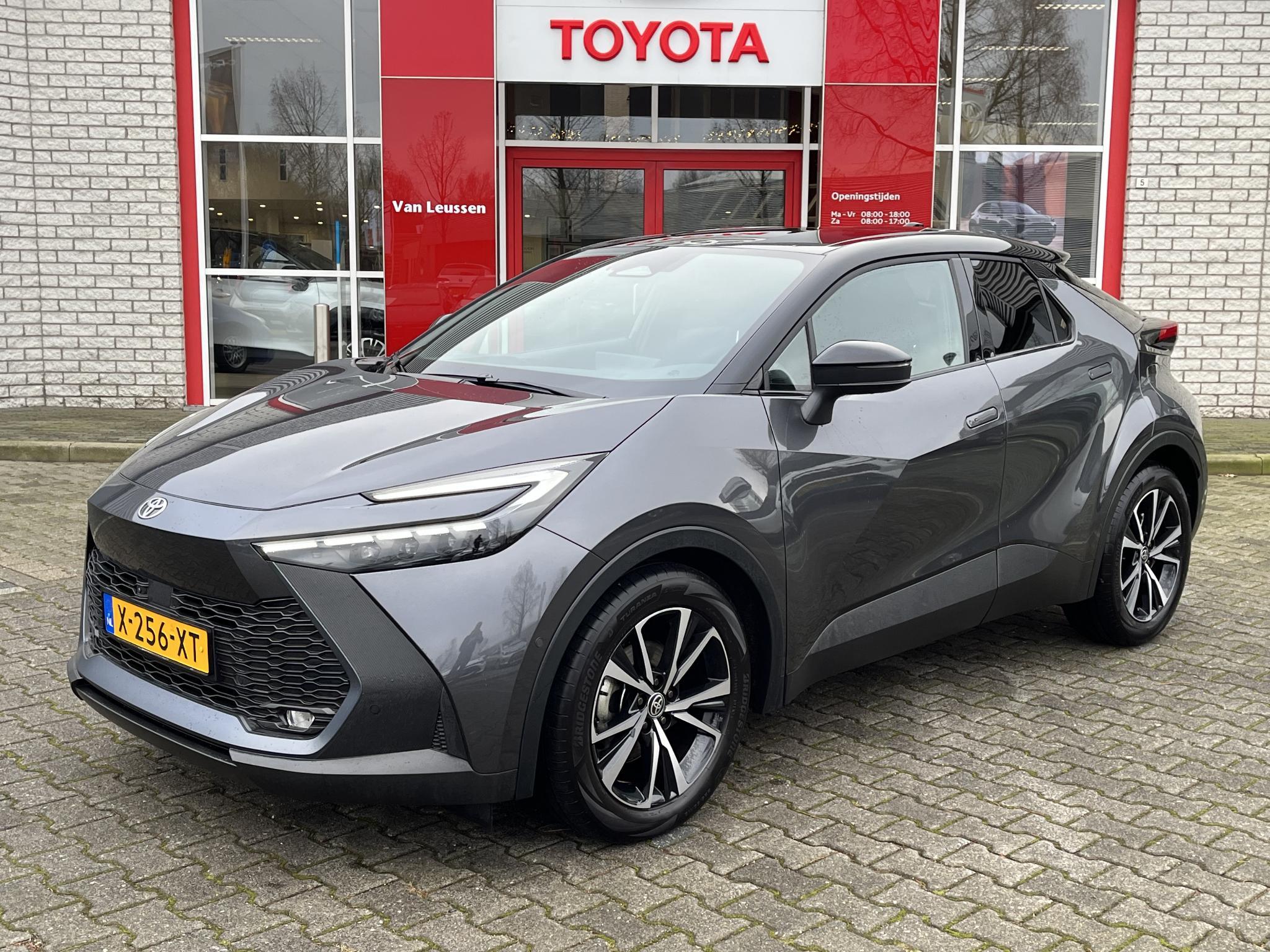 Toyota C-HR 1.8 HYBRID 140 FIRST EDITION NAVI APPLE/ANDROID P-SENSOREN BLISS EL-ACHTERKLEP 360GR-CAMERA LED-PAKKET NL-AUTO