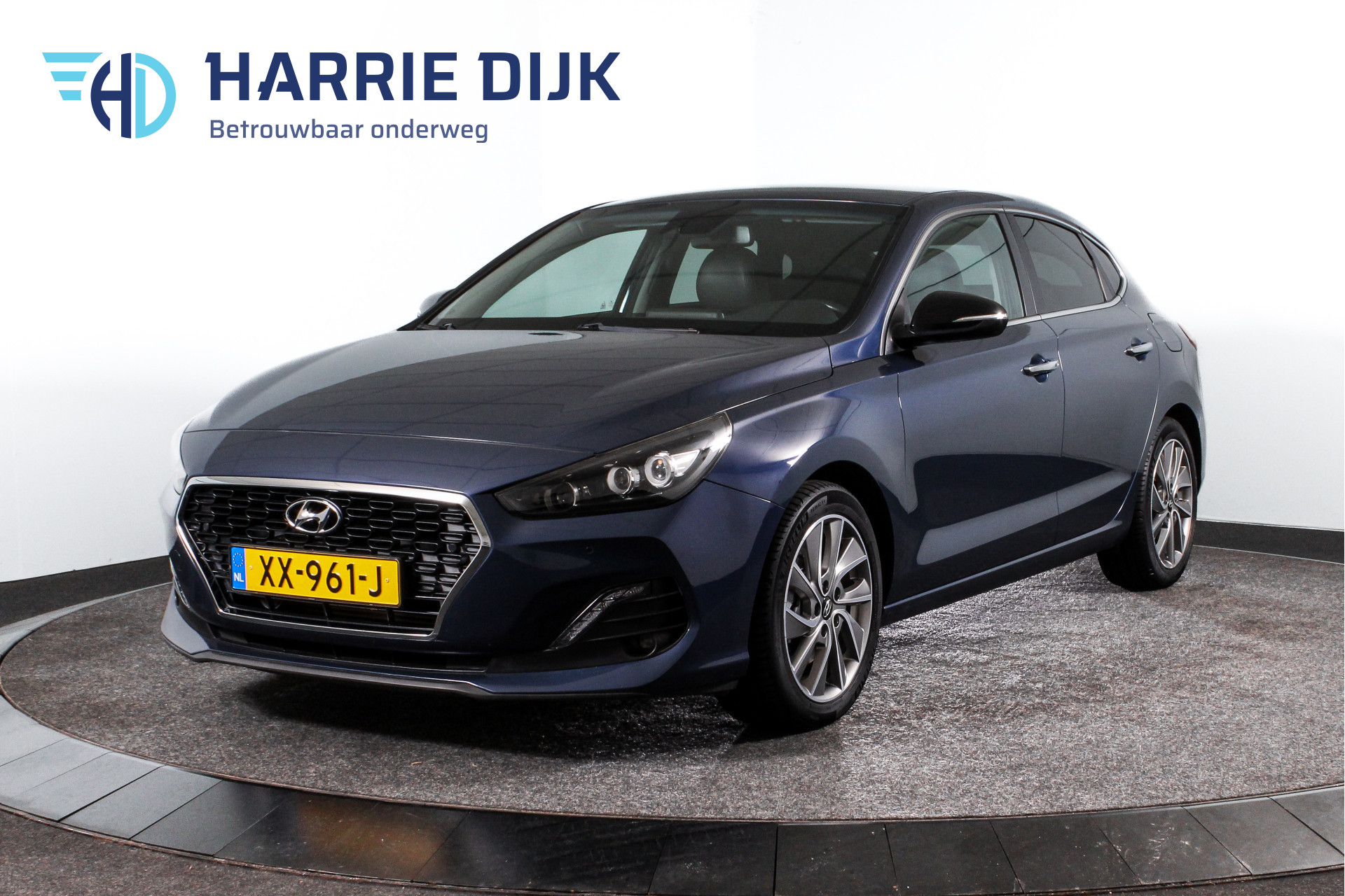 Hyundai i30 Fastback 1.0 T-GDI 120 PK Premium | Cruise | Camera | PDC | NAV + App. Connect | ECC | Afn. Trekhaak | LM 17" |