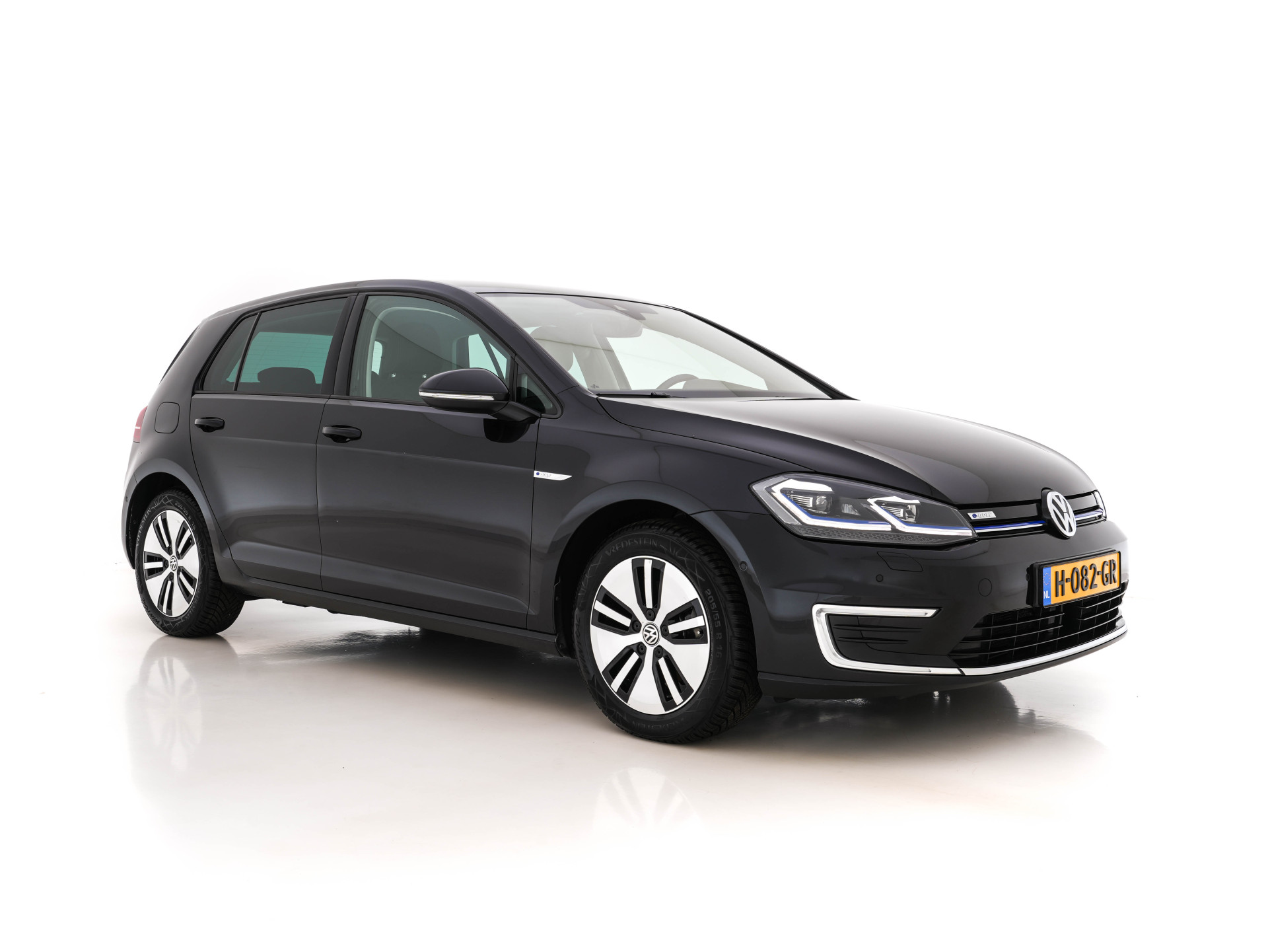 Volkswagen e-Golf Aut. *VIENNA-FULL-LEATHER | HEAT-PUMP | ADAPTIVE-CRUISE | FULL-LED | HEATED-SEATS | BLIS | DIGI-COCKPIT | NAVI-FULLMAP | SPORT-SEATS | CCS-FASTLOADER | KEYLESS | DAB+ | ECC | AMBIENT-LIGHT |