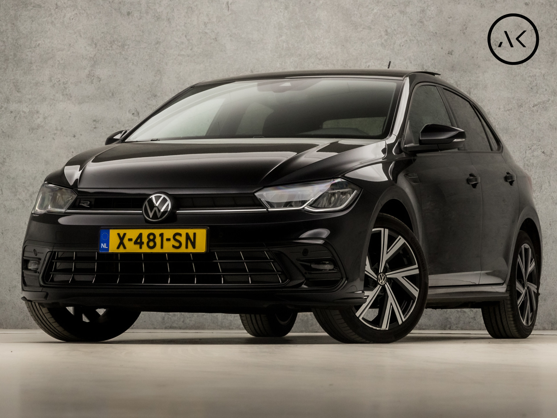 Volkswagen Polo 1.0 TSI R-Line Sport Automaat (SCHUIFDAK, 2X R-LINE, DIGITAL COCKPIT, APPLE CARPLAY, GROOT NAVI, SPORTSTOELEN, STOELVERWARMING, SFEERVERLICHTING,  ZWART HEMEL, NIEUWSTAAT)
