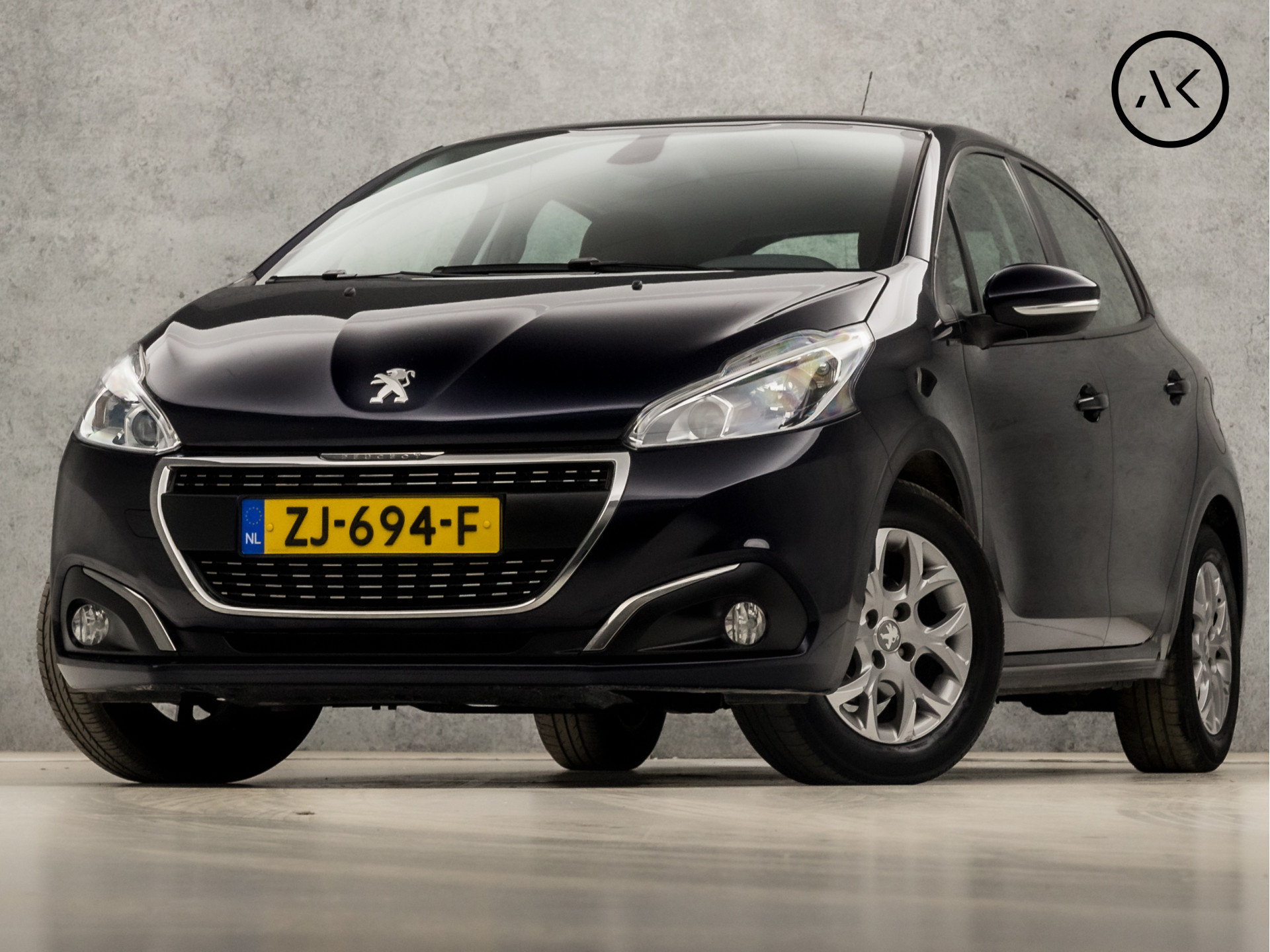 Peugeot 208 1.2 PureTech Sport Automaat (COGNAC LEDER, APPLE CARPLAY, NAVIGATIE, CAMERA, STOELVERWARMING, SPORTSTOELEN, DAB+ LM VELGEN, NIEUWSTAAT)