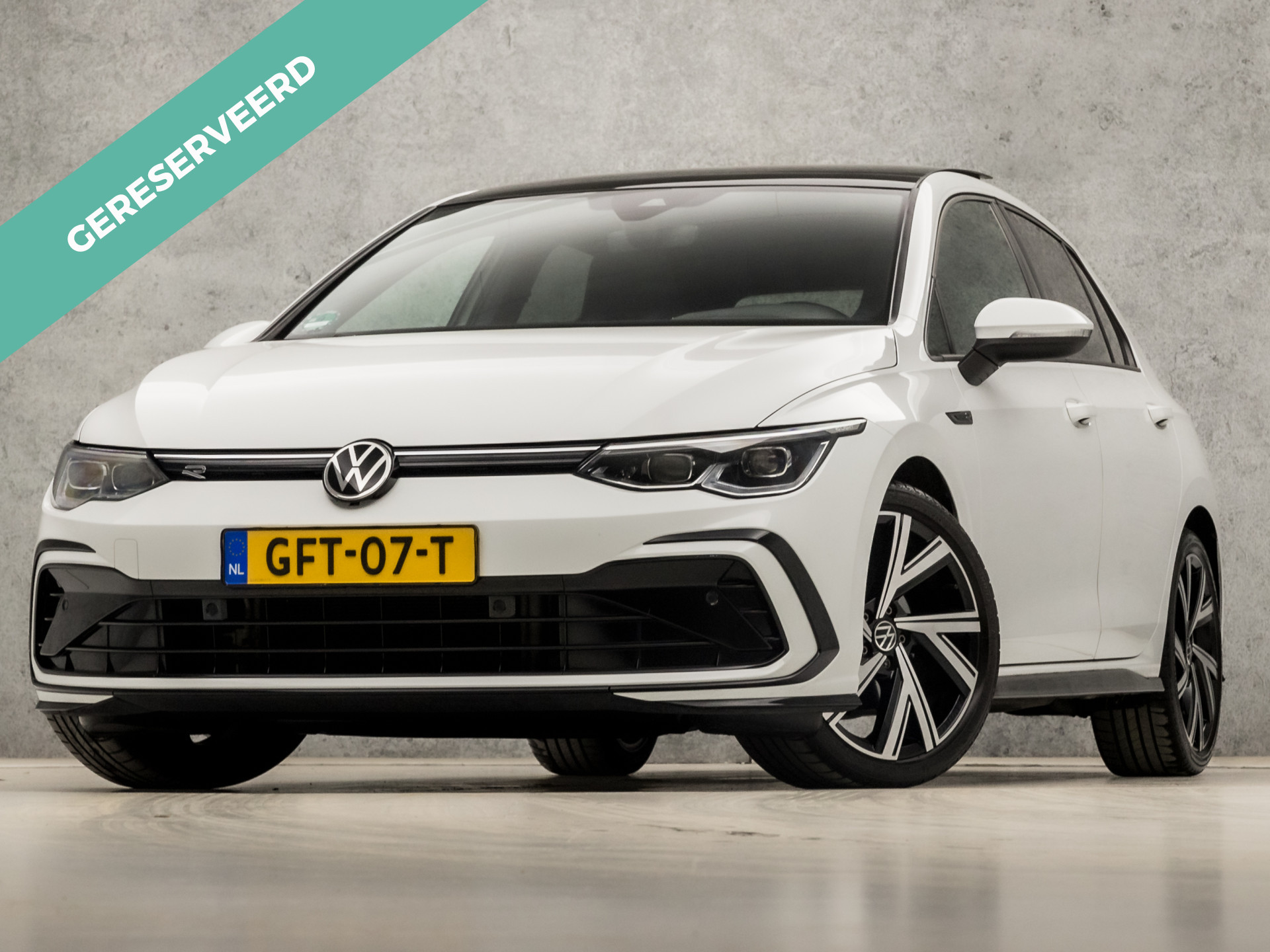 Volkswagen Golf 1.5 eTSI R-Line 150Pk Automaat (SCHUIFDAK, APPLE CARPLAY, KUIPSTOELEN, ALCANTARA, SFEERVERLICHTING, STUUR/STOELVERWARMING, IQ LIGHT, CAMERA, KEYLESS, NIEUWSTAAT)