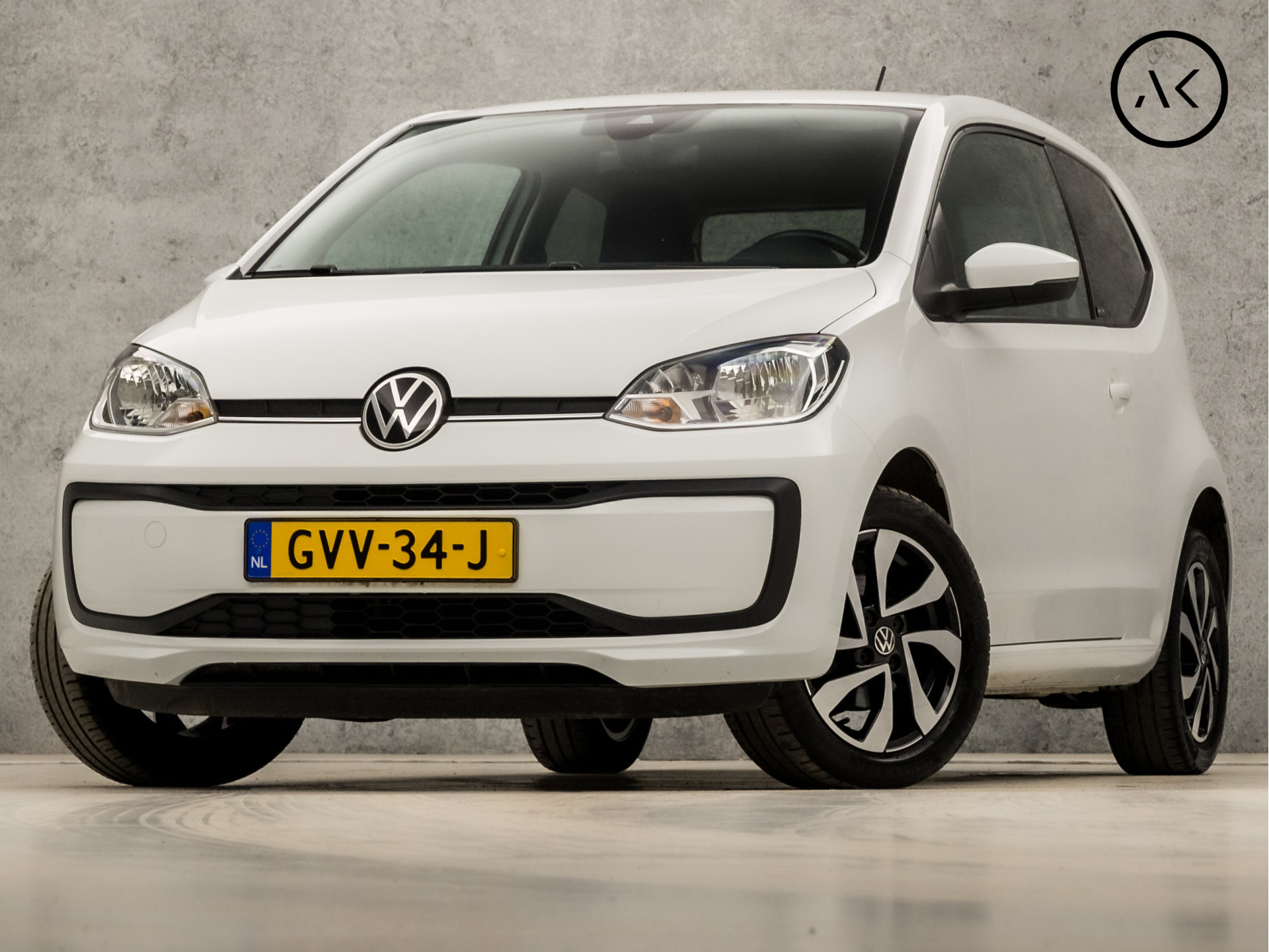 Volkswagen up! Luxury (AIRCO, BLUETOOTH, LM VELGEN, GETINT GLAS, SPORTSTOELEN, MULTIFUNCTIONEEL STUURWIEL, NIEUWSTAAT)