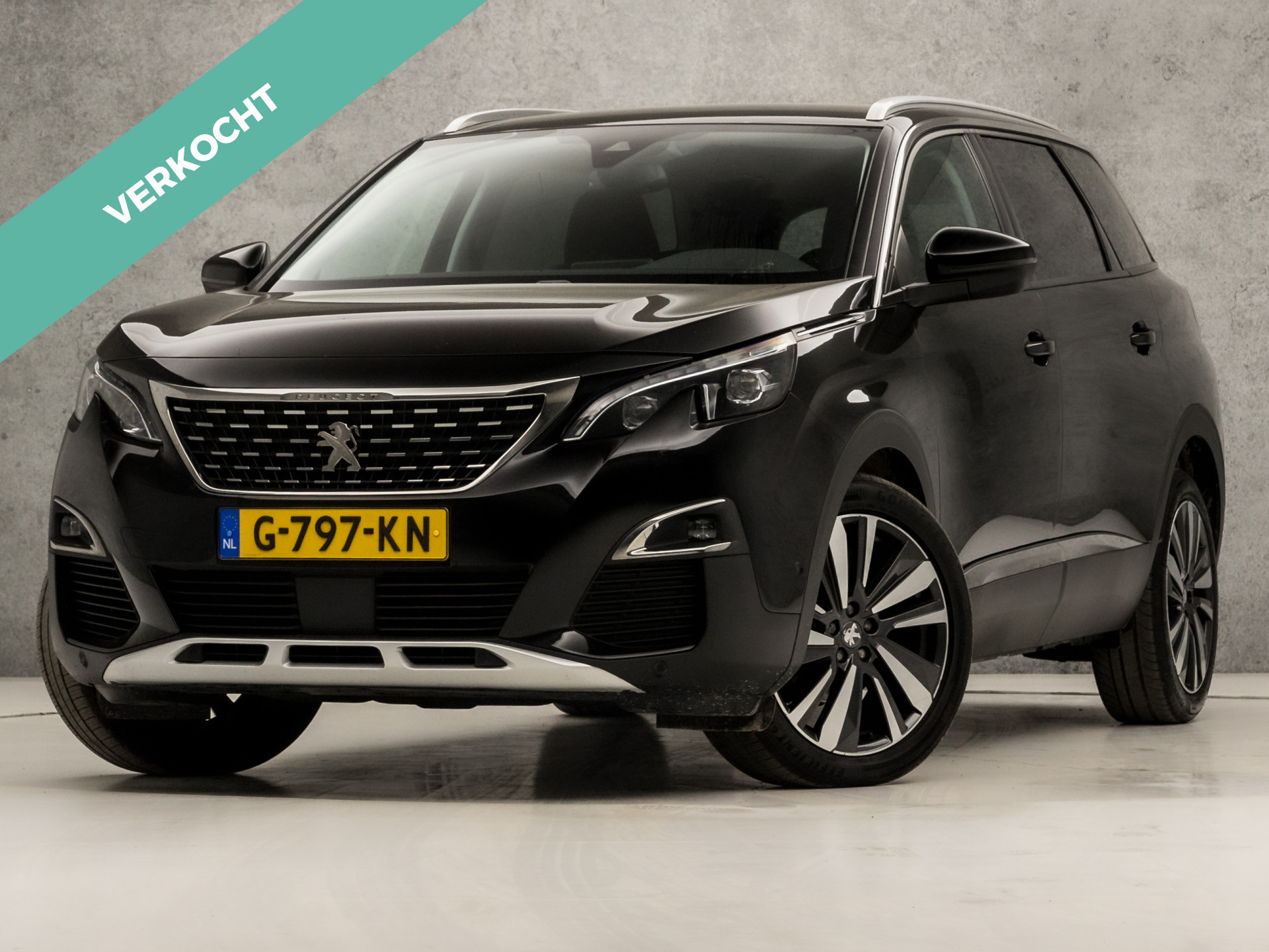 Peugeot 5008 1.2 PureTech Deluxe 7 Persoons Automaat (APPLE CARPLAY, GROOT NAVI, MEMORY SEATS, ADAPTIVE CRUISE, 360 CAMERA, STOELVERWARMING, LED KOPLAMPEN, LEDER, GETINT GLAS, NIEUWE APK, NIEUWSTAAT)