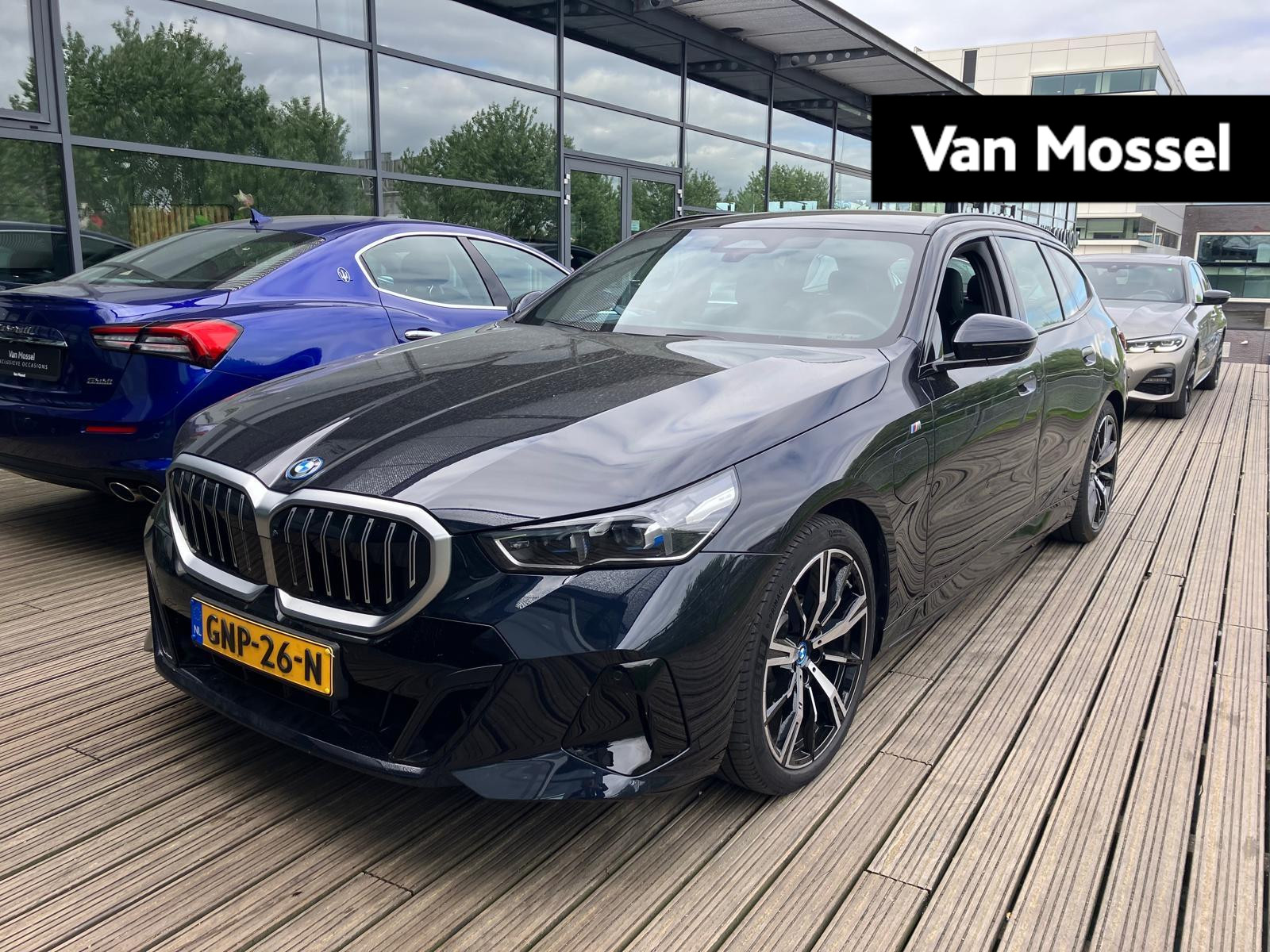 BMW 5 Serie Touring 530e | M-SPORT PAKKET | 20 INCH | HEAD-UP | PANORAMADAK | HARM KARDON | 360 CAMERA | NL AUTO | 1E EIGENAAR | INNOVATIE PAKKET | CARBONSCHWARZ | STOELMEMORY | ELEKTR. TREKHAAK | SHADOWLINE |