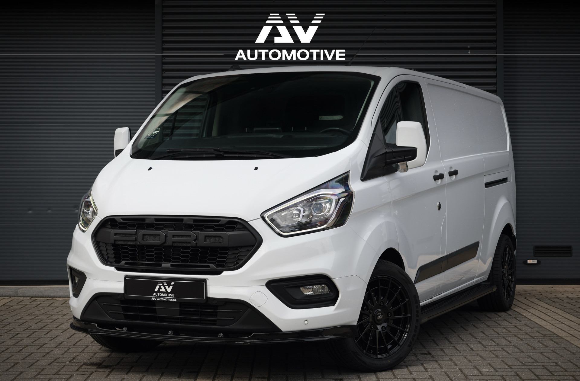 Ford Transit Custom 340 2.0 TDCI L2H1 | L+R Schuifdeur | Navigatie | Blind Spot | CarPlay | Camera | Standkachel | Trekhaak | 3-Zitter | Nieuwe APK | Onderhoudsbeurt