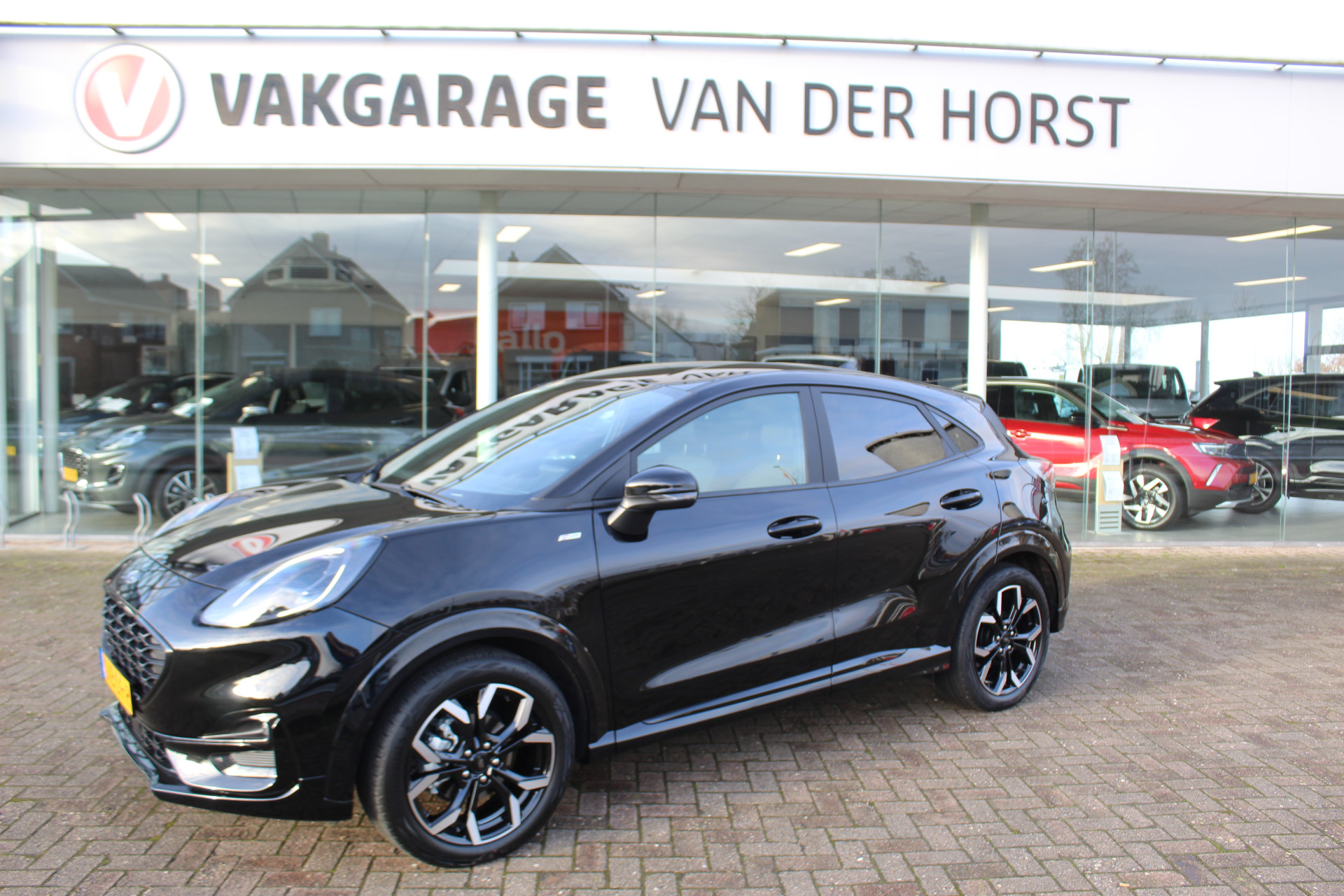 Ford Puma 1.0-125pk EcoBoost Mild-Hybrid ST-Line X. Fabrieksgarantie t/m 18-03-2028 ! Slechts 3.600km ! Stoel-, stuur- en voorraamverwarming, Cruise Cntrl, Volautm. airco, B&O soundsyst.,  18" LM wielen, LED verl., Navigatie, Telefoonvoorb., Elektr. achterklep etc.