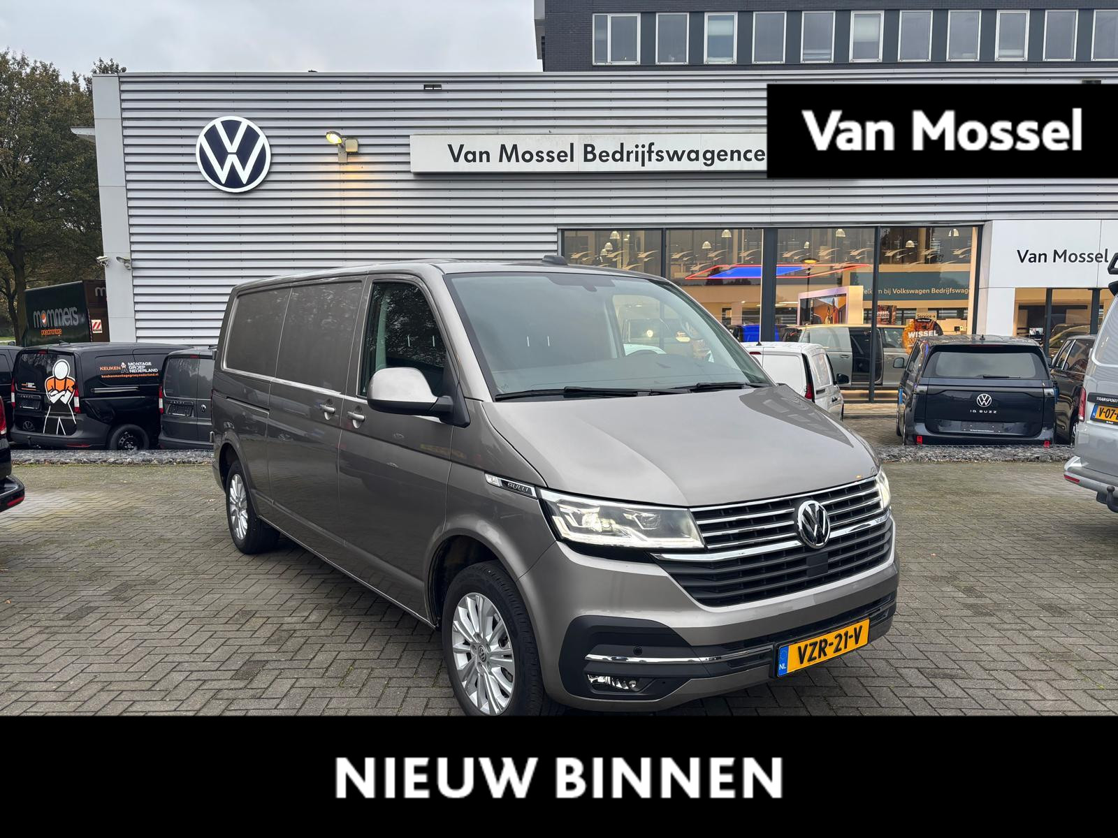 Volkswagen Transporter 2.0 TDI L2H1 Bulli | Automaat | Schuifdeur links en rechts | Trekhaak | Navigatie | App connect | Airco | Stoelverwarming |