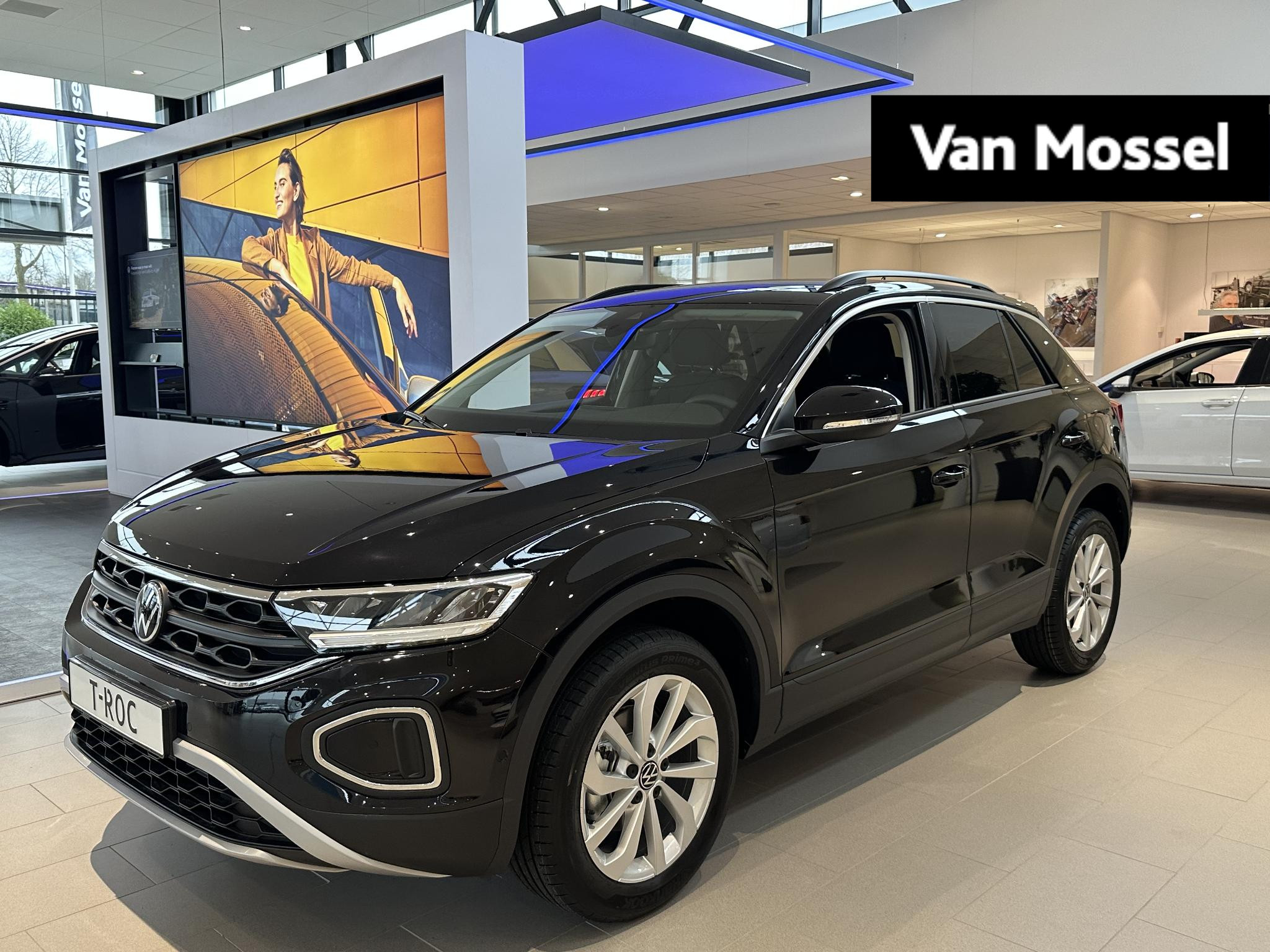 Volkswagen T-Roc 1.5 TSI Life Edition | Navigatie | Adaptieve cruise control | Achteruitrijcamera | 17 inch lichtmetalen velgen | Climate control |