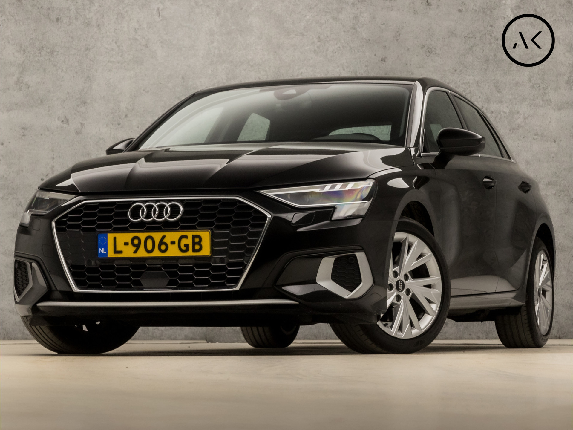 Audi A3 Sportback 30 TFSI Business Sport Automaat (APPLE CARPLAY, GROOT NAVI, STOELVERWARMING, ADAPTIVE CRUISE, SPORTSTOELEN, FULL LED KOPLAMPEN, DAB+, NIEUWE APK, NIEUWSTAAT)