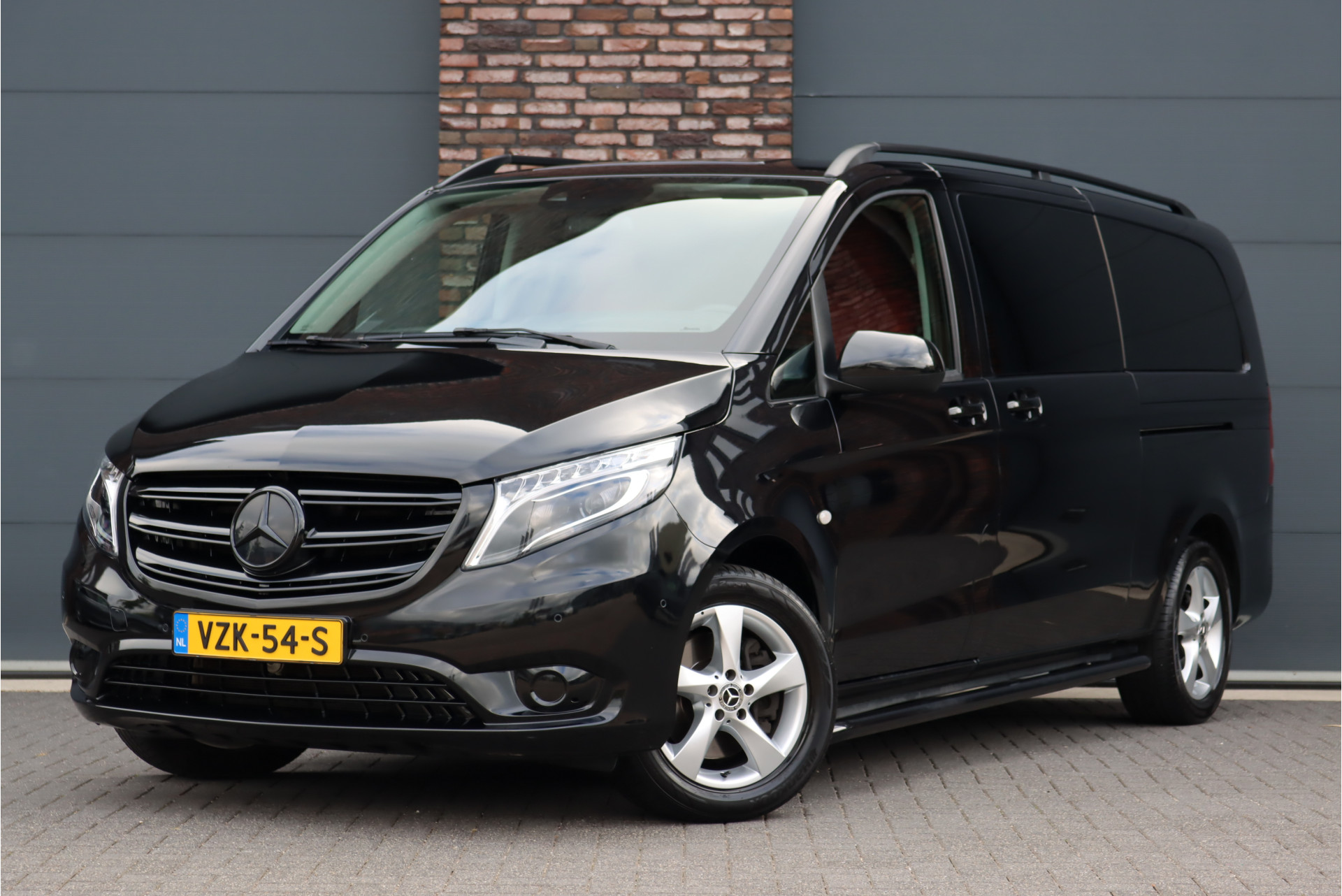 Mercedes-Benz Vito 119 CDI 4X4 Extra Lang DC Comfort Aut9 | Trekhaak | Camera | Leder | Dodehoekassistent | Spoorassistent | Apple Carplay/Android Auto | DAB |