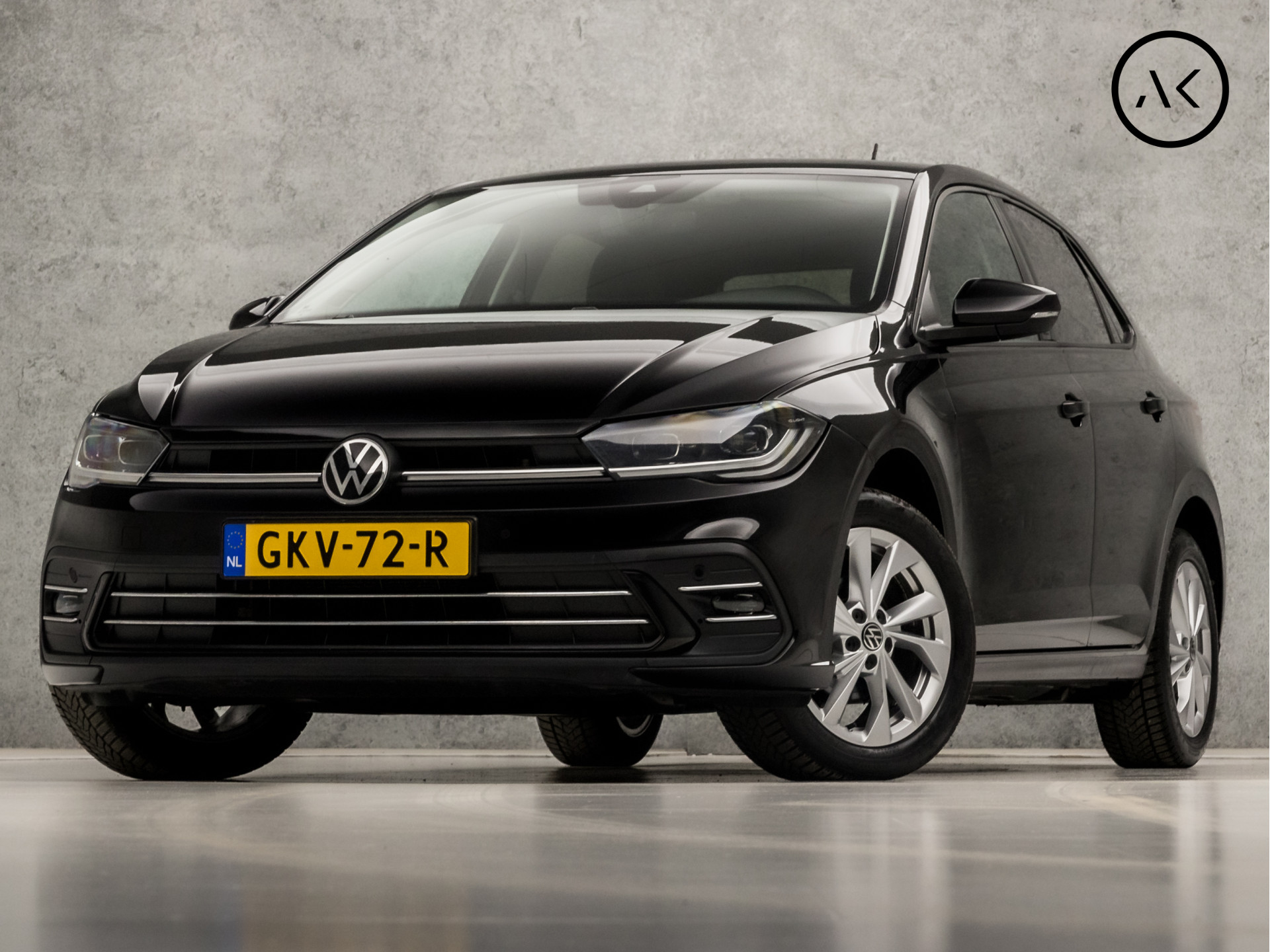 Volkswagen Polo 1.0 TSI Sportline Automaat (APPLE CARPLAY, GROOT NAVI, DIGITAL COCKPIT, STOELVERWARMING, KEYLESS, CAMERA, GETINT GLAS, SPORTSTOELEN, LEDER/ALCANTARA, LED KOPLAMPEN, NIEUWSTAAT)