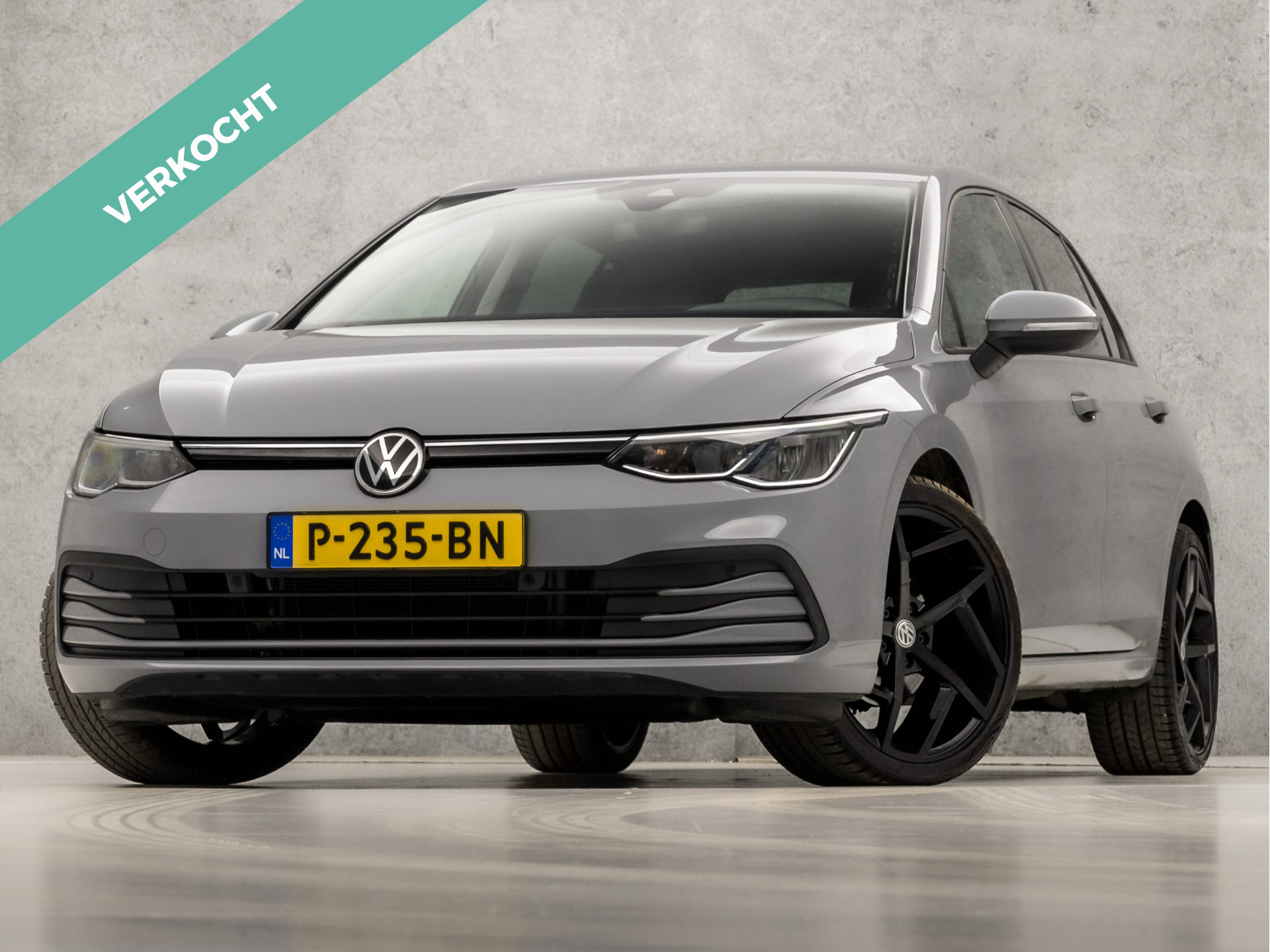 Volkswagen Golf 1.5 eTSI Sportline 150Pk Automaat (APPLE CARPLAY, GROOT NAVIGATIE, DIGITAL COCKPIT, SFEERVERLICHTING, STUUR/STOELVERWARMING, SPORTSTOELEN, GETINT GLAS, LANE ASSIST, FLIPPERS, NIEUWSTAAT)