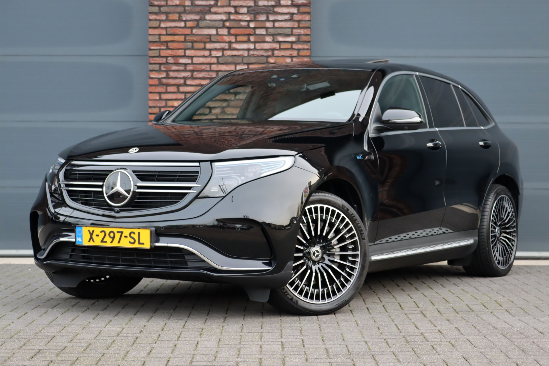 Mercedes-Benz EQC 400 4MATIC AMG Line 80 kWh | ex BTW €49.000,- | Schuifdak | Surround Camera | Keyless Go | Trekhaak | Stoelverwarming V+A | Advanced Sound System | Luchtkwaliteitspakket |