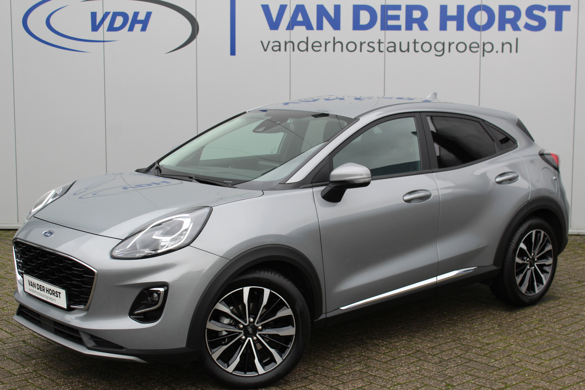 Ford Puma 1.0-125pk EcoBoost Mild-Hybrid Titanium X. Garantie t/m 07-03-2028 ! Slechts 7.400km ! Cruise cntrl, climate cntrl, stoel-, stuur- en voorraamverw., draadloos opladen telefoon, trekhaak afneembaar, navigatie, telefoonvoorb., LM wielen, B&O soundsyst., digitaal dashboard etc.