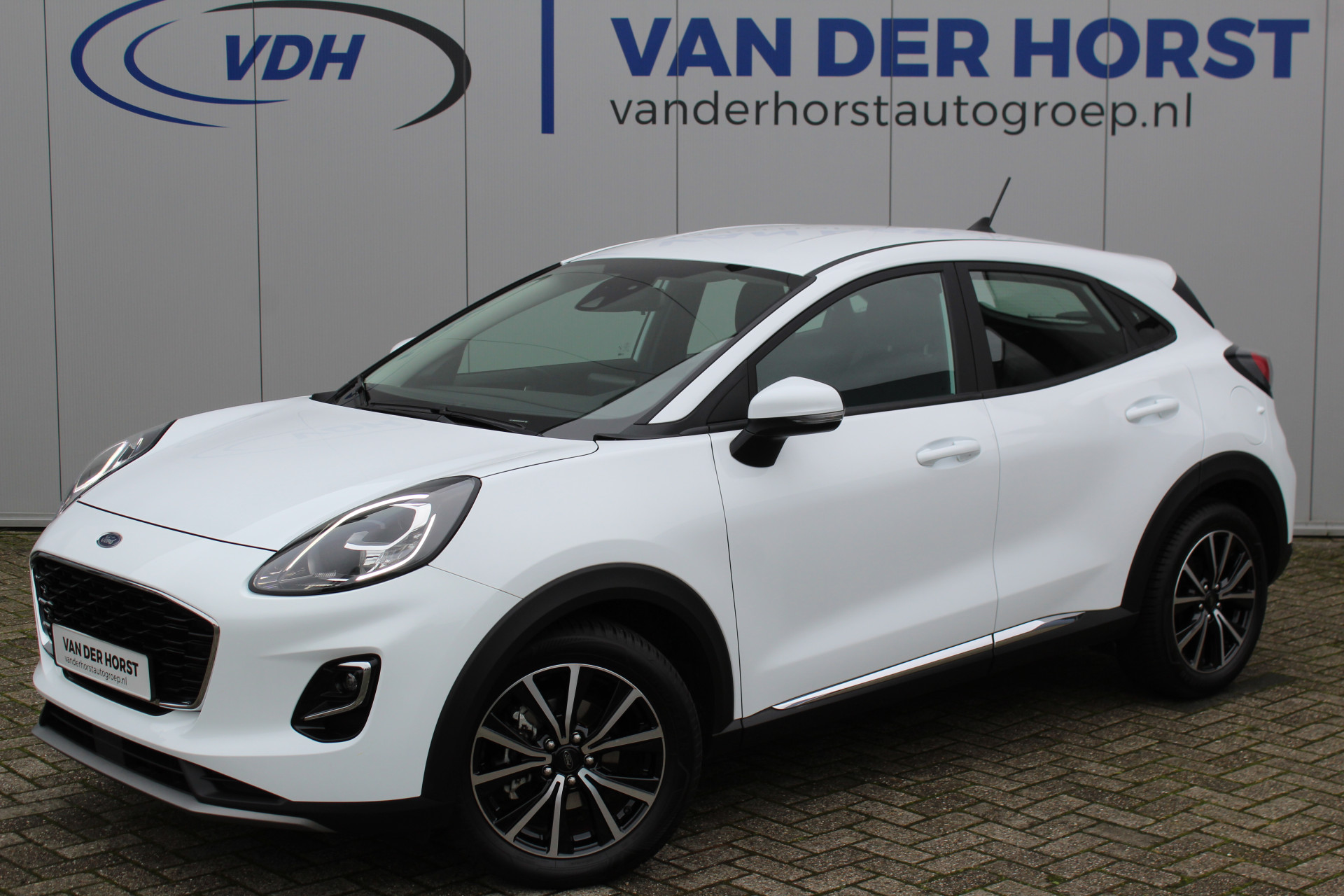 Ford Puma 1.0-125 pk EcoBoost Mild-Hybrid Titanium. Garantie t/m 29-06-2027 ! Slechts 6.400km ! Airco, Stoel-, stuur- en voorraamverwarming, All Season banden rondom, cruise control, navigatie, parkeersensoren achter. LED verlichting etc.