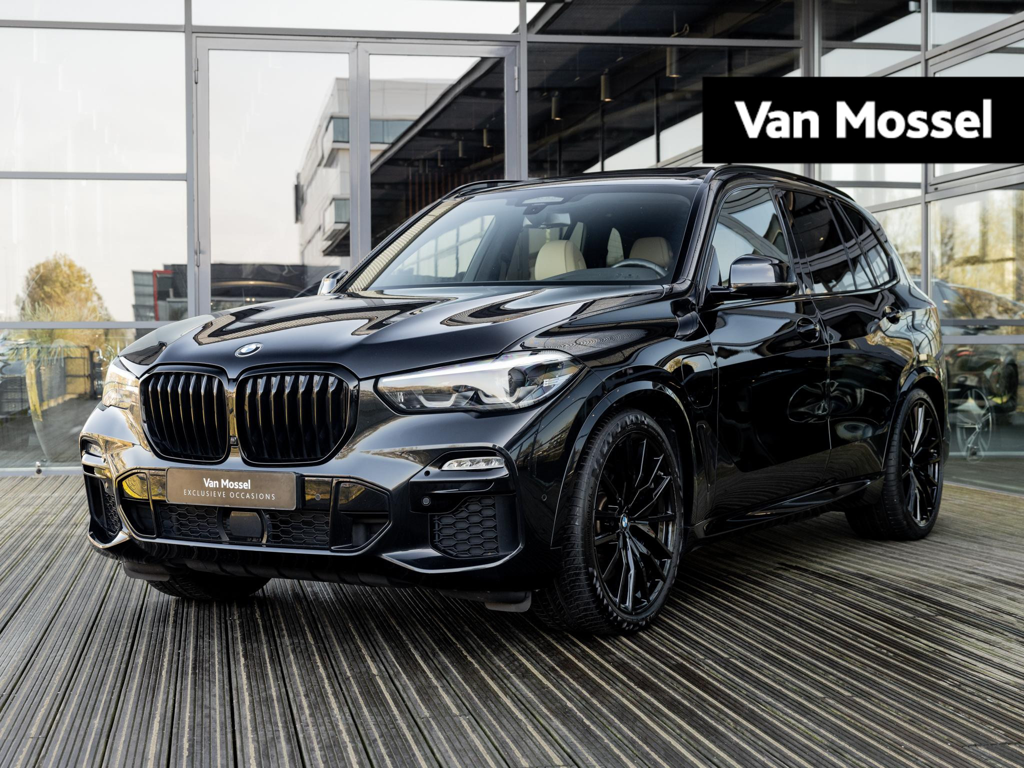 BMW X5 xDrive45e Executive | M-SPORT PAKKET | 22 INCH M ZWART | PANORAMA/SCHUIF-KANTELDAK | SAPHIRSCHWARZ | HARMAN KARDON | 360 CAMERA | SPORTSTOELEN | ALCANTARA DAKHEMEL | RIJ-ASSISTENTIE PAKKET | LUCHTVERING | CANBERRA BEIGE |