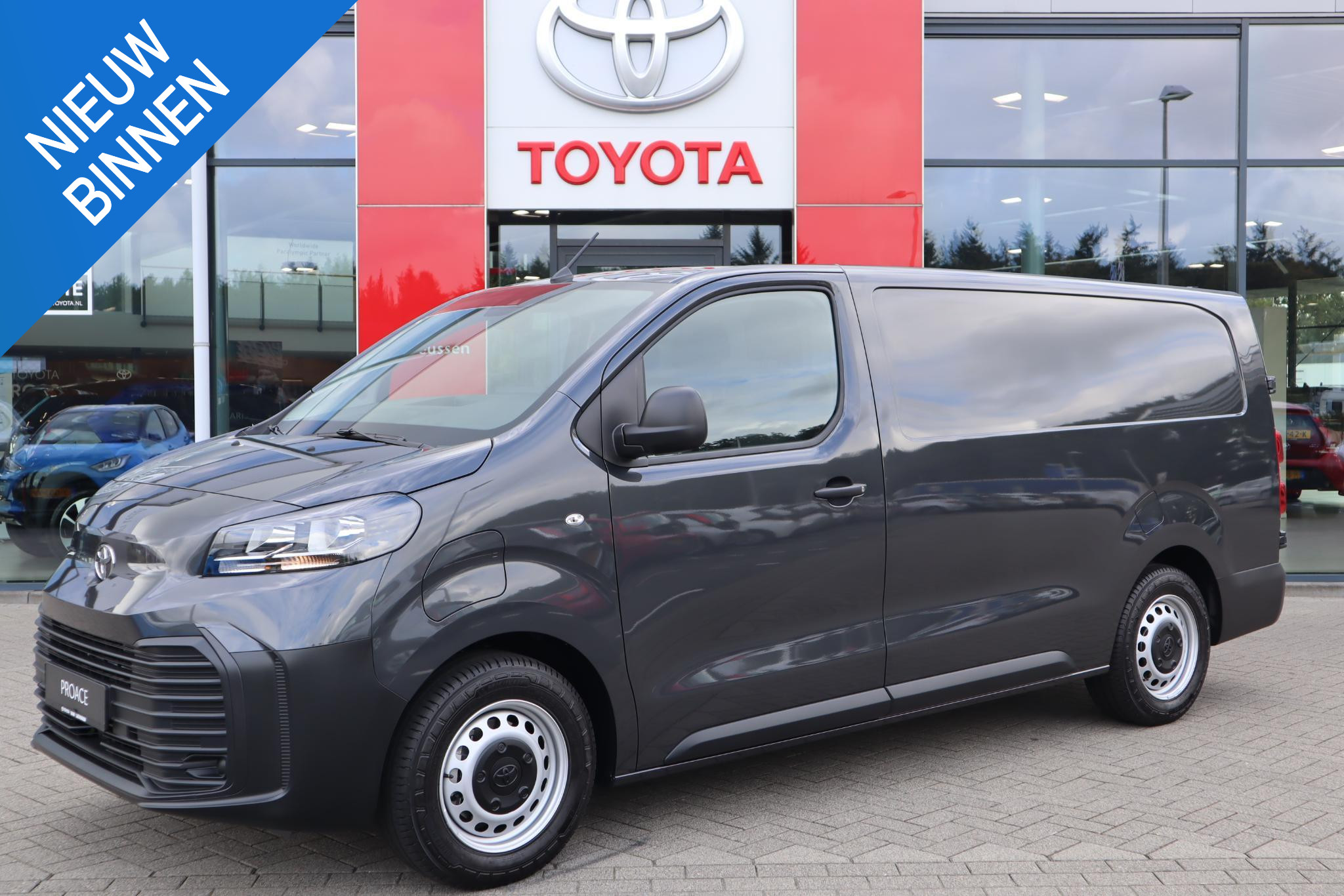 Toyota ProAce Long Worker CHALLENGER 75KWH ELECTRIC 3-PERS APPLE/ANDROID CRUISE P-SENSOREN DAB+ NIEUW UIT VOORRAAD LEVERBAAR!