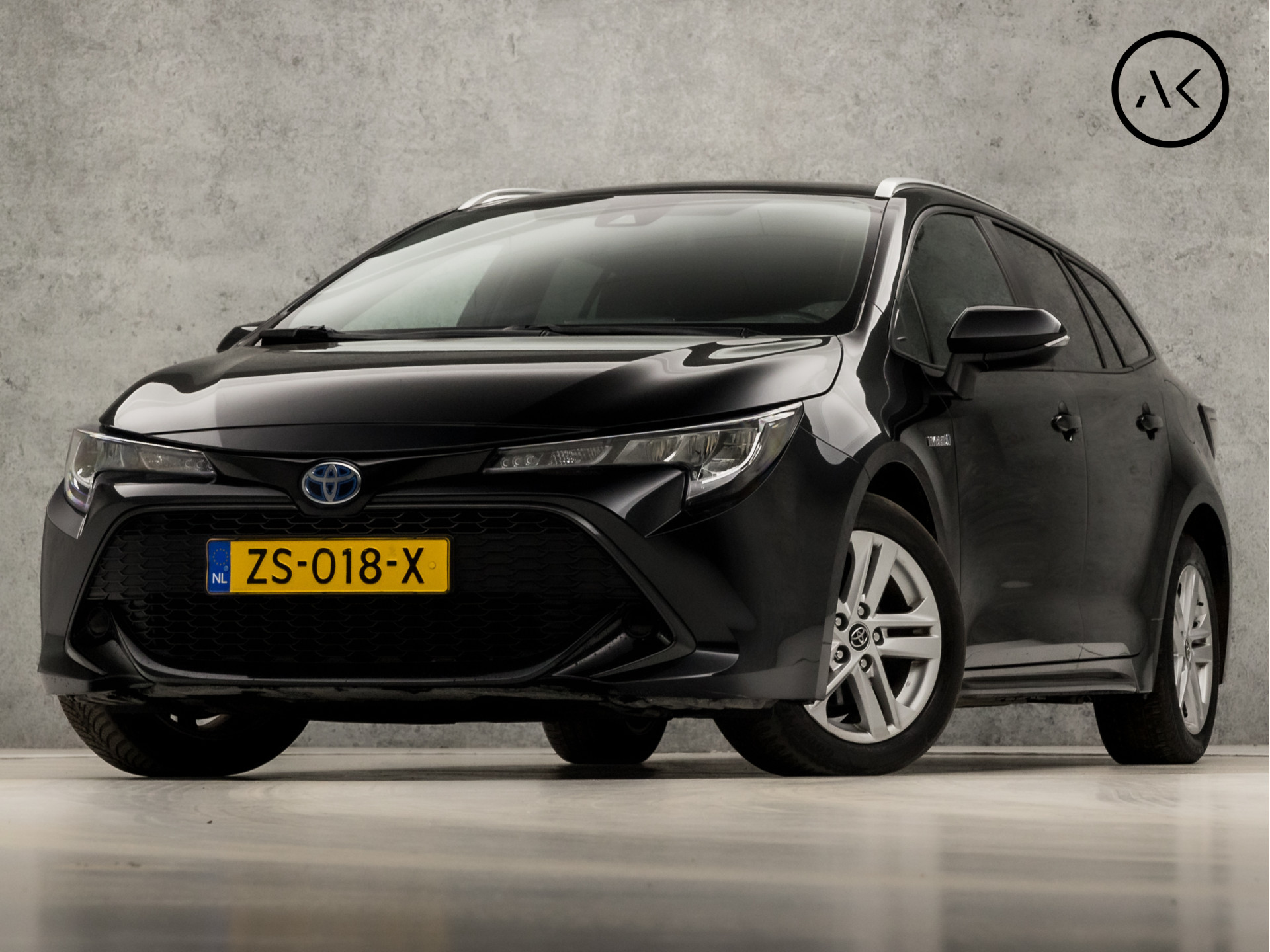 Toyota Corolla Touring Sports 1.8 Hybrid Sport Automaat (NAVIGATIE, CAMERA, KUIPSTOELEN, GETINT GLAS, DEALER ONDERHOUDEN, ADAPTIVE CRUISE, LED KOPLAMPEN, SPORTSTOELEN, LANE ASSIST, ZWART HEMEL, NIEUWSTAAT)