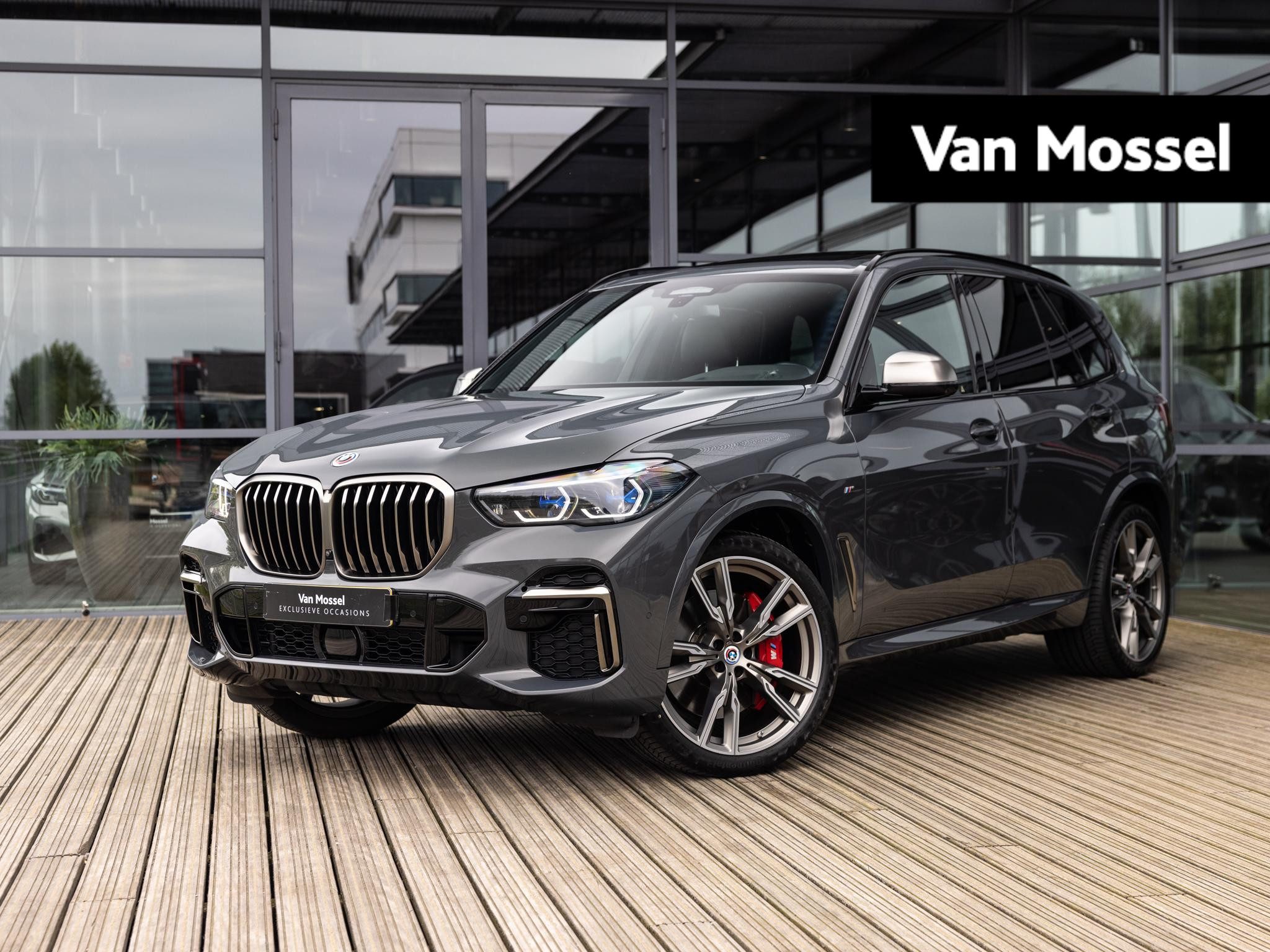 BMW X5 M50i High Executive | SKY LOUNGE | BOWERS & WILKINS | SWAROVSKI POOK | INTEGRAL ACTIVE STEERING |   PANORAMA/SCHUIF-KANTELDAK | STOELMASSAGE | HEAD-UP | STOELVENTILATIE | NL AUTO | 1E EIGENAAR | DRAVITGRAU | TV SCHERMEN ACHTER |