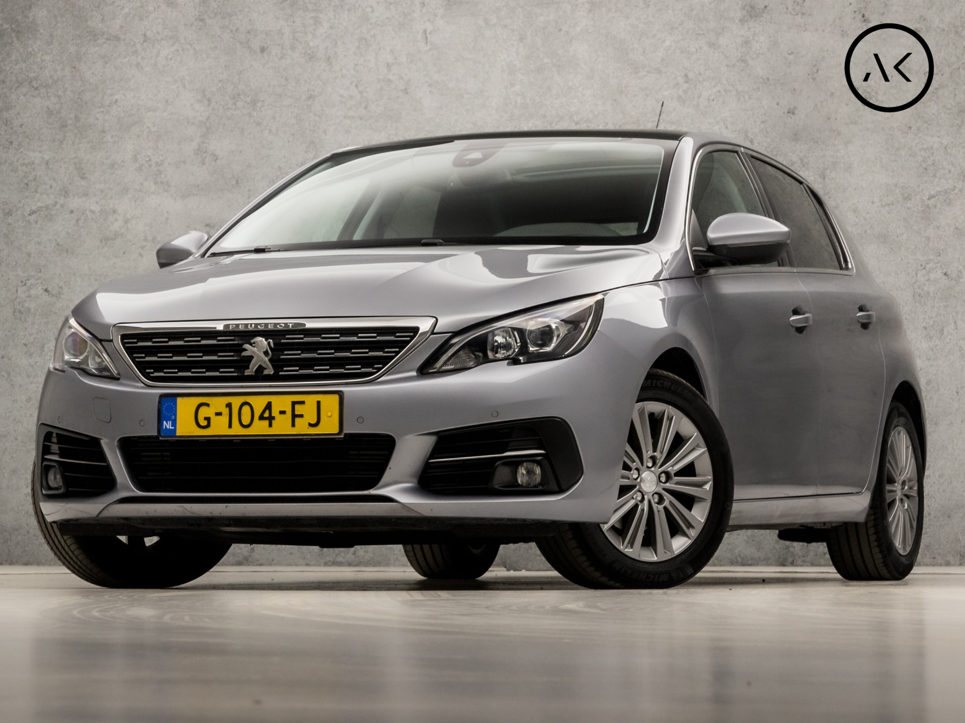 Peugeot 308 1.2 PureTech Deluxe (PANORAMADAK, APPLE CARPLAY, NAVIGATIE, 360 CAMERA, GETINT GLAS, SPORTSTOELEN, LEDER, XENON, CRUISE, NIEUWSTAAT)