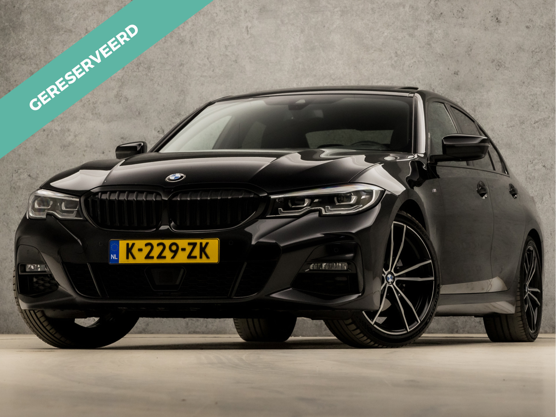 BMW 3 Serie 320i High Executive M Sport 184Pk Automaat (SCHUIFDAK, M PAKKET, APPLE CARPLAY, LEDER/ALCANTARA, STOELVERWARMING, SPORTSTOELEN, CAMERA, SFEERVERLICHTING, ADAPTIVE CRUISE, NIEUWSTAAT)