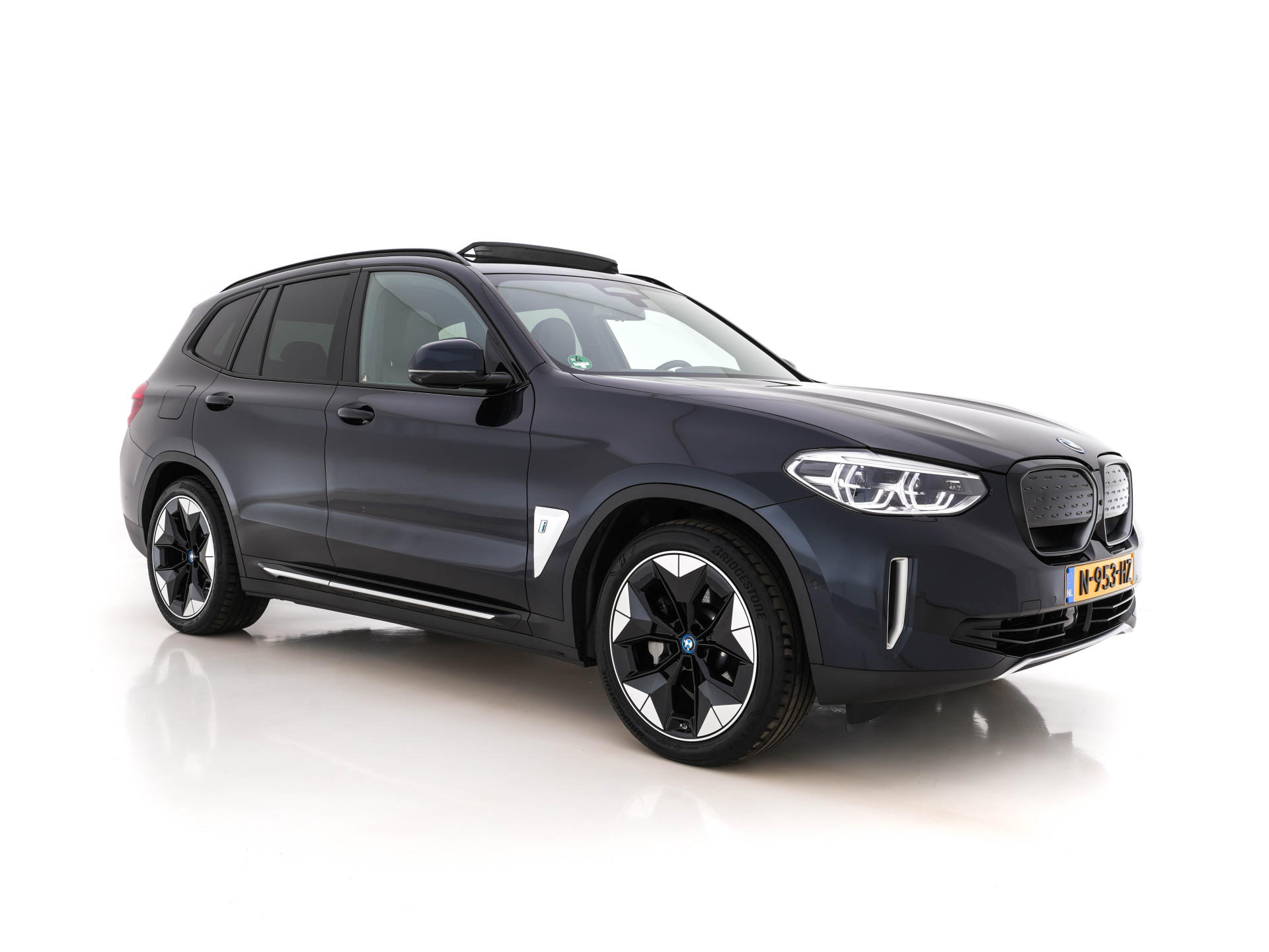 BMW iX3 High Executive 80 kWh [3-Fase] (INCL-BTW) *PANO | VERNASCA-VOLLEDER | HEAD-UP | VIRTUAL-COCKPIT | FULL-LED | BLIND-SPOT | HARMAN/KARDON-SURROUND | SURROUND-VIEW | KEYLESS | DAB+ | MEMORY-PACK | TOWBAR | SPORTSEATS | 20''AL