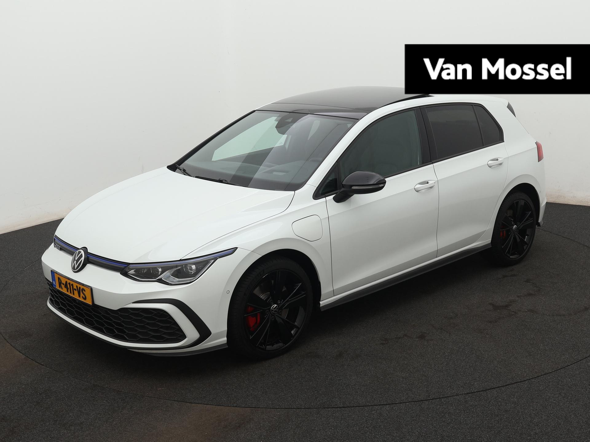 Volkswagen Golf 1.4 eHybrid GTE | PANORAMADAK | HEAD-UP DISPLAY | ACHTERUITRIJCAMERA | IQ LIGHT | VIRTUAL COCKPIT | ADAPTIVE CRUISE CONTROL | STUUR+STOELVERWARMING | SFEERVERLICHTING | STANDKACHEL | PARKEERSENSOREN VOOR + ACHTER | LANE ASSIST |