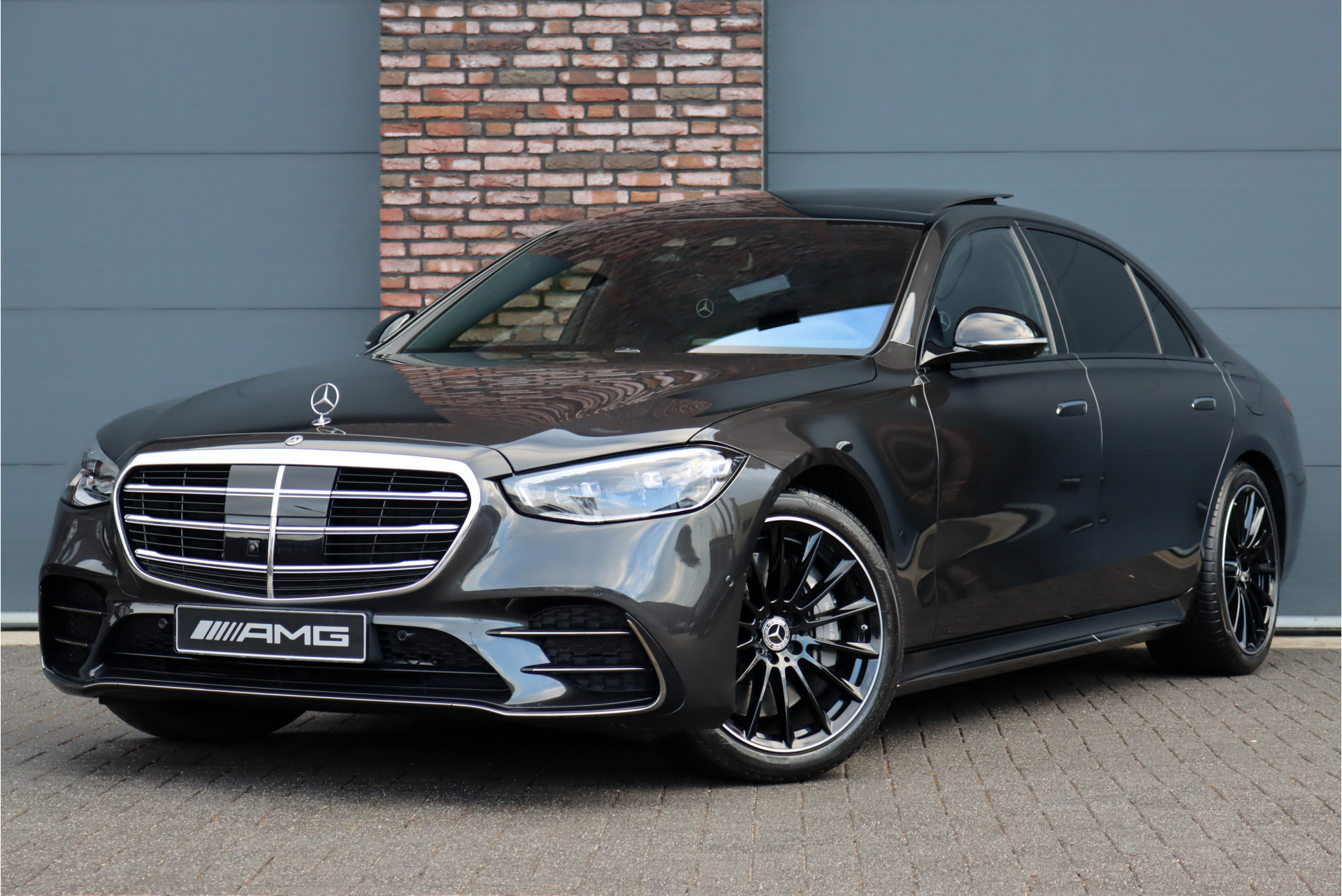 Mercedes-Benz S-Klasse 580 e 4MATIC Lang AMG Line Aut9 | Airmatic | Chauffeurspakket | Koelbox | Massage V+A | MBUX Tablet | Burmester High End | Vlakkenverwarming | Zonweringspakket | Luchtreinigingspakket |