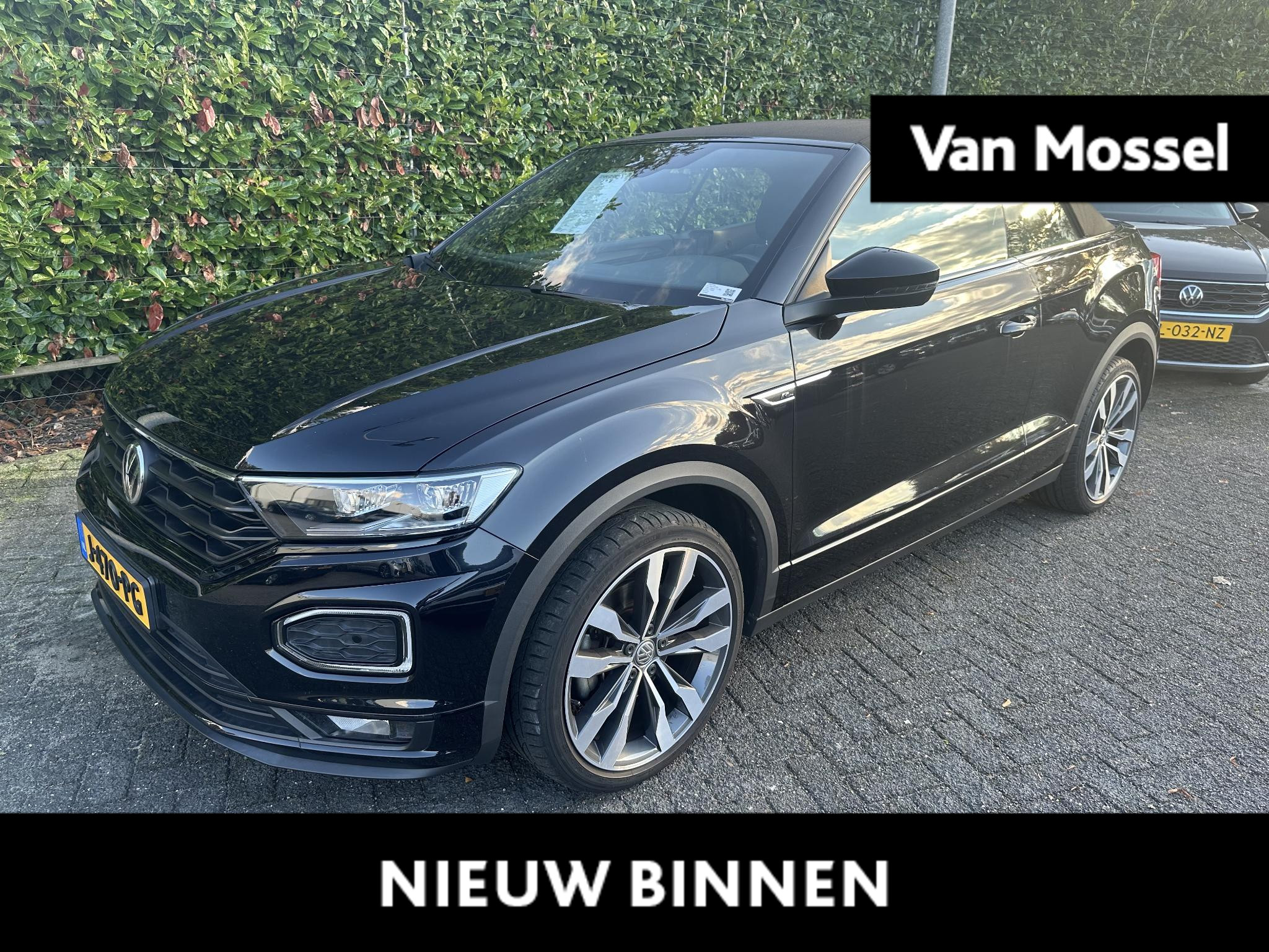 Volkswagen T-Roc Cabrio 1.5 TSI R-Line 150 PK DSG | Apple Carplay | High-End Geluidsysteem Beats | Lederen Bekleding | Stoelverwarming | Achteruitrij Camera | Digital Cockpit Pro | 19'' Suzuka Velgen | Parkeersensoren |