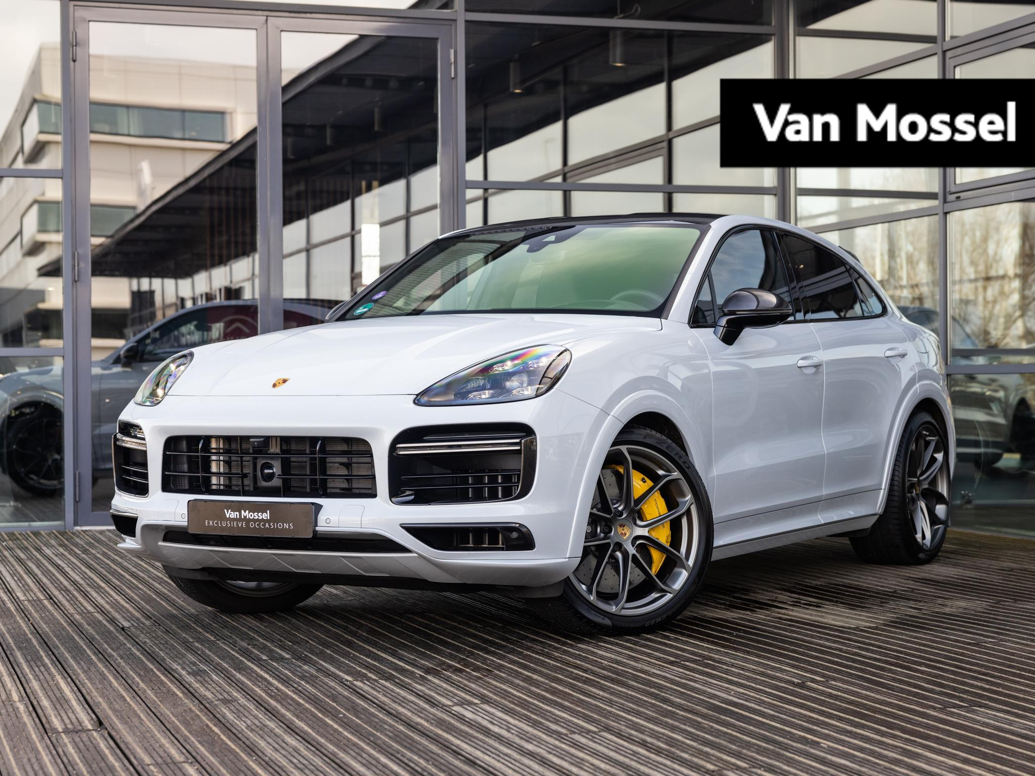 Porsche Cayenne Coupé 4.0 Turbo S E-Hybrid 680 PK | CARBON DESIGN PAKKKET | KEYLESS | HEAD UP DISPLAY | 18-WEG MEMORY | KERAMISCH | SPORTUITLAATSYSTEEM | PASM | LICHTGEWICHT SPORTPAKKET CARBON | PDSL+ | SOFTCLOSE | BURMESTER 3D | SPORTCHRONO | PTS SUZUKAGREYMETALLIC | GT PAKKET |