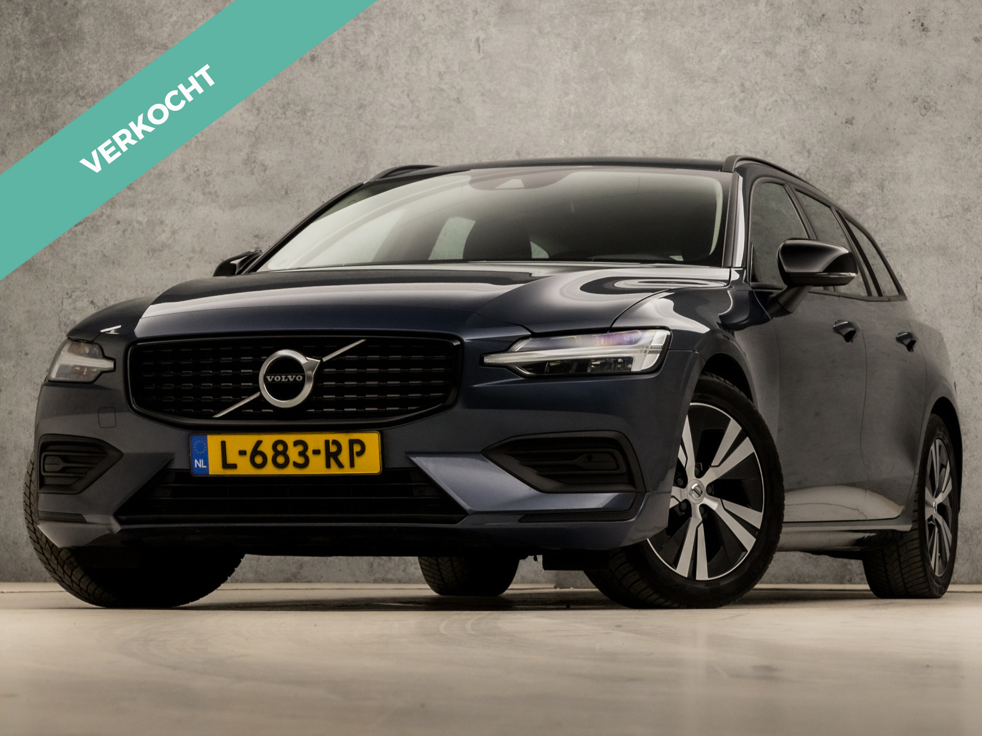 Volvo V60 2.0 B3 Momentum Advantage 164Pk Automaat (APPLE CARPLAY, GROOT NAVI, CAMERA, ADAPTIVE CRUISE, SPORTSTOELEN, TREKHAAK, PARKEERSENSOREN, DAB+, NIEUWE APK, NIEUWSTAAT)