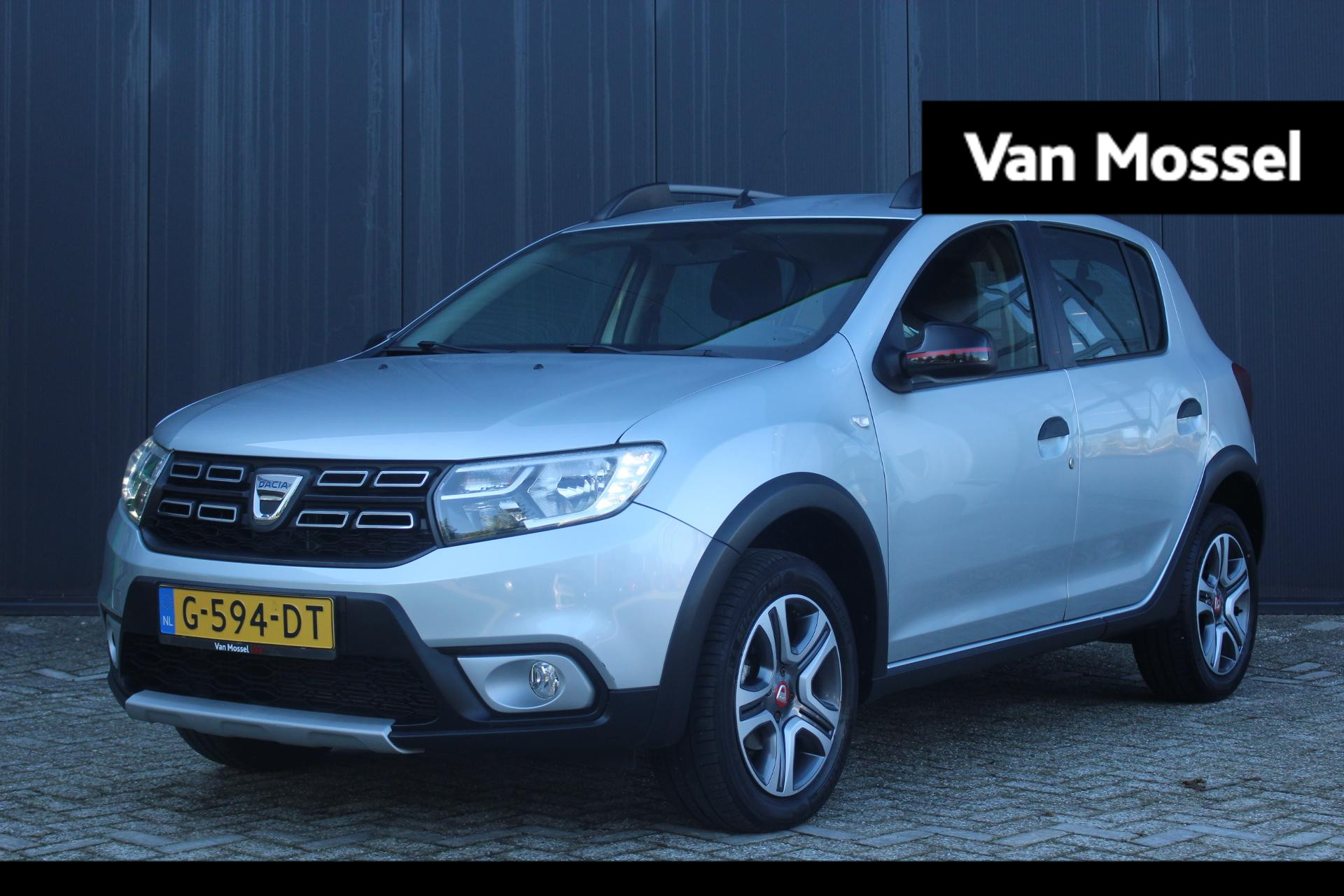 Dacia Sandero 0.9 TCe 90Pk Série Limitée | Navigatie | Telefoonvoorbereiding | Parkeersensoren & Camera | Climate Control | Middenarmsteun | Cruise Control & Snelheidsbegrenzer | Lichtmetalen Velgen |