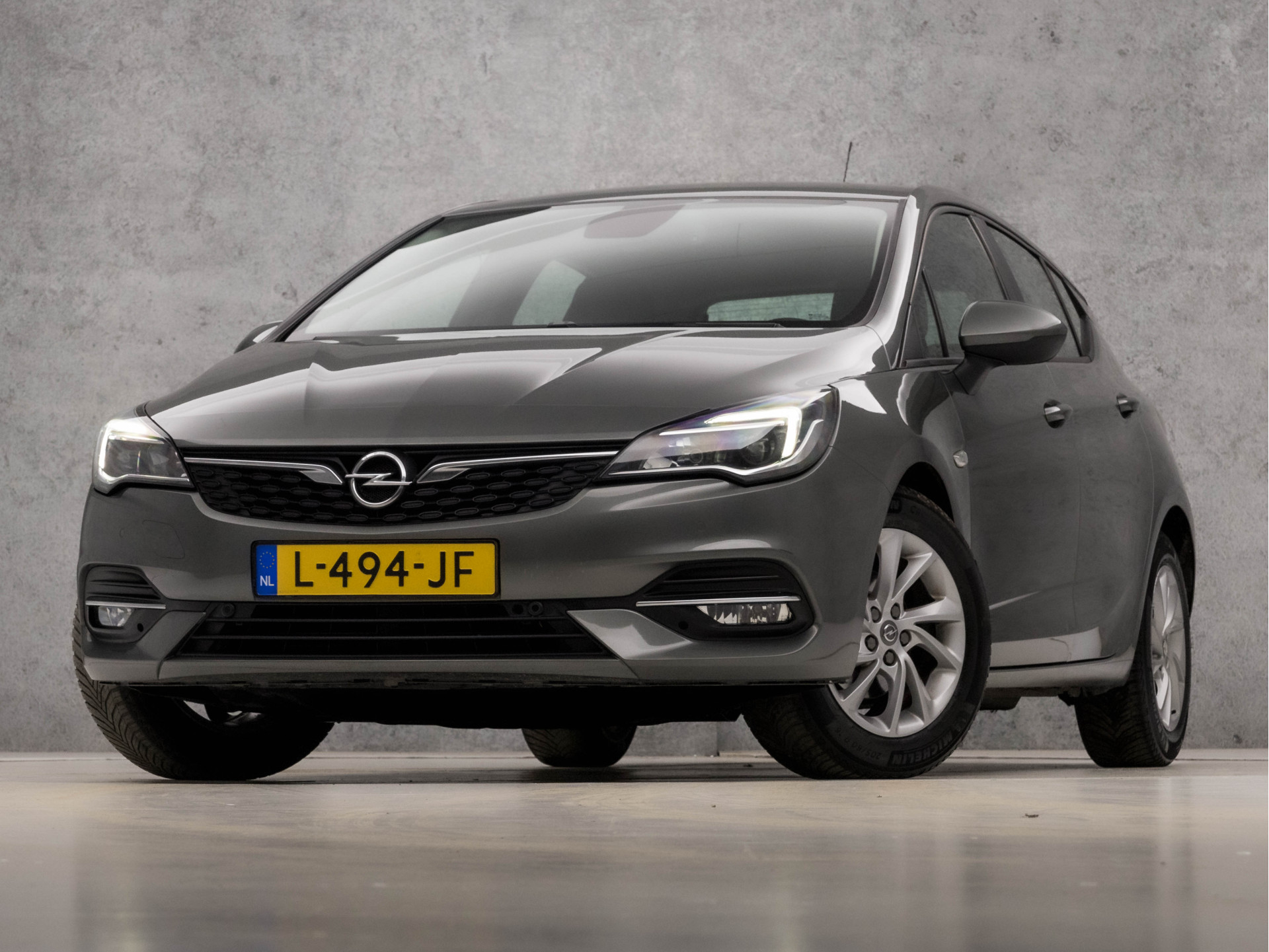 Opel Astra 1.2 Luxury Edition (APPLE CARPLAY, NAVIGATIE, CAMERA, CLIMATE, LED KOPLAMPEN, SPORTSTOELEN, LM VELGEN, PARKEERSENSOREN, CRUISE, NIEUWSTAAT)
