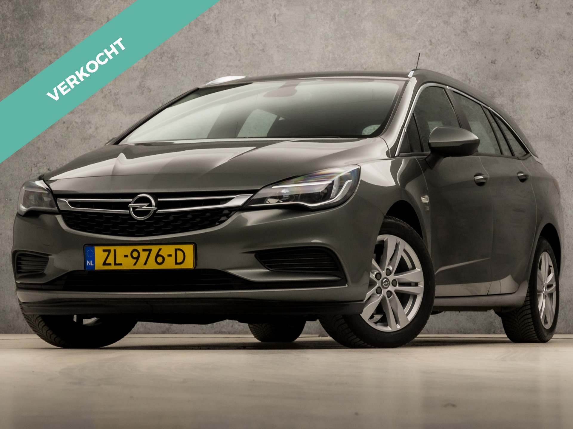Opel Astra Sports Tourer 1.4 Turbo 120 Jaar Edition 150Pk (APPLE CARPLAY, NAVIGATIE, TREKHAAK, CRUISE, SPORTSTOELEN, LM VELGEN, NIEUWE APK, NIEUWSTAAT)