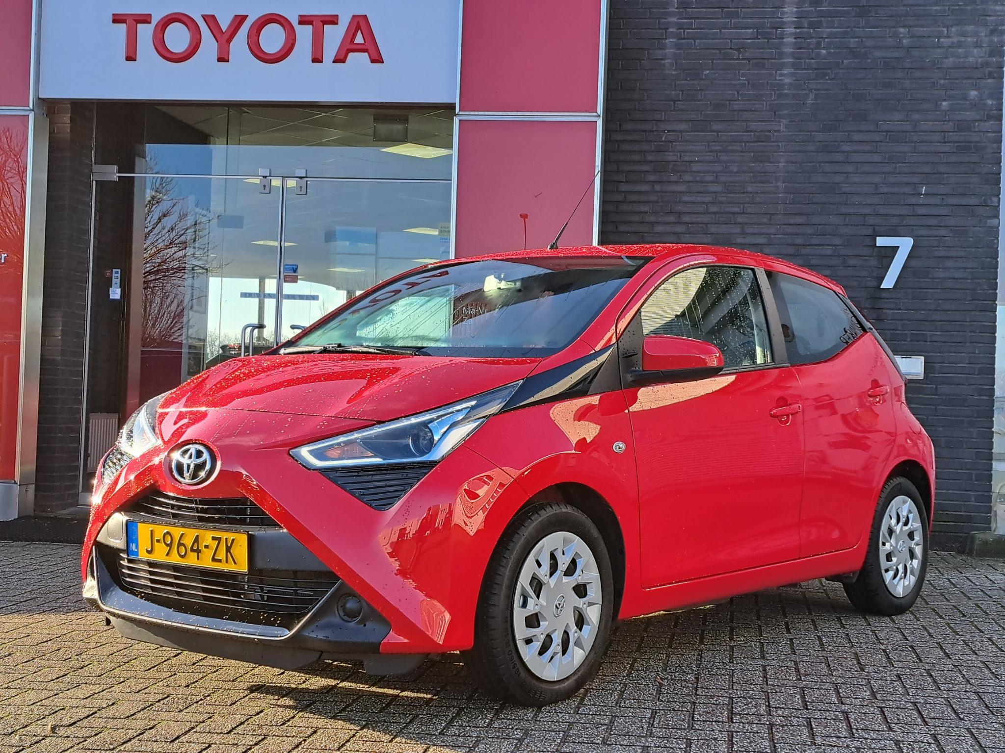 Toyota Aygo X-PLAY 5-DEURS AIRCO CAMERA AUDIO-STUURWIELBEDIENING LED-DAGRIJ BLUETOOTH NL-AUTO