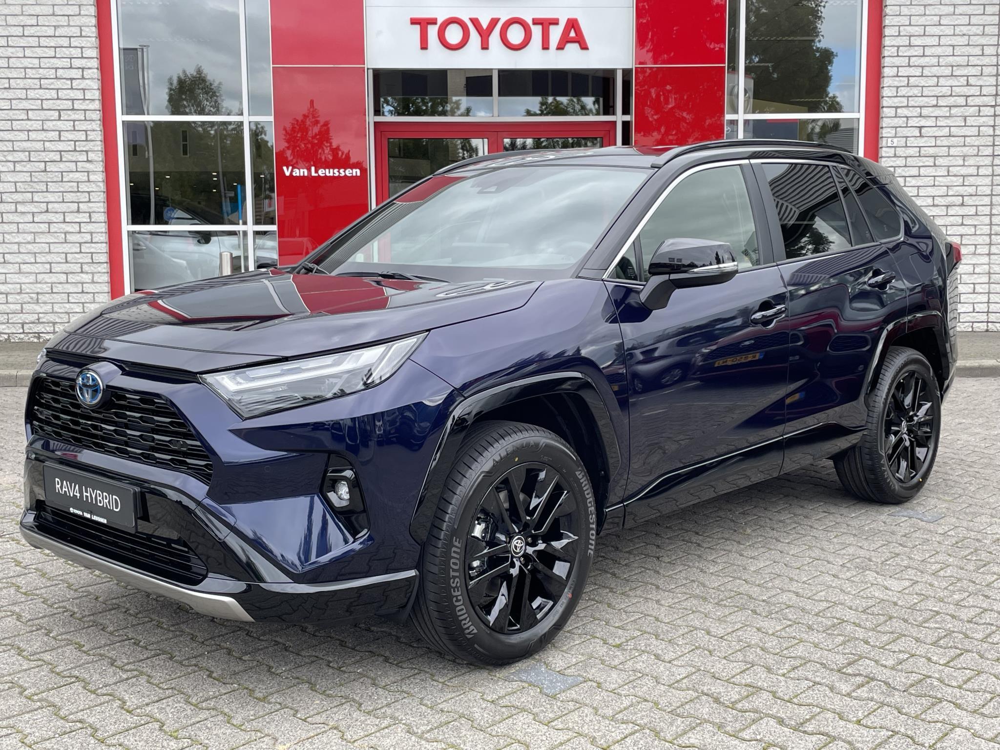 Toyota RAV4 2.5 HYBRID STYLE NIEUW & DIRECT LEVERBAAR!!! ELEK-STOEL STOELVERW 19" LM-VELGEN PARK-SENSOREN APPLE/ANDROID KEYLESS CLIMA AD-CRUISE