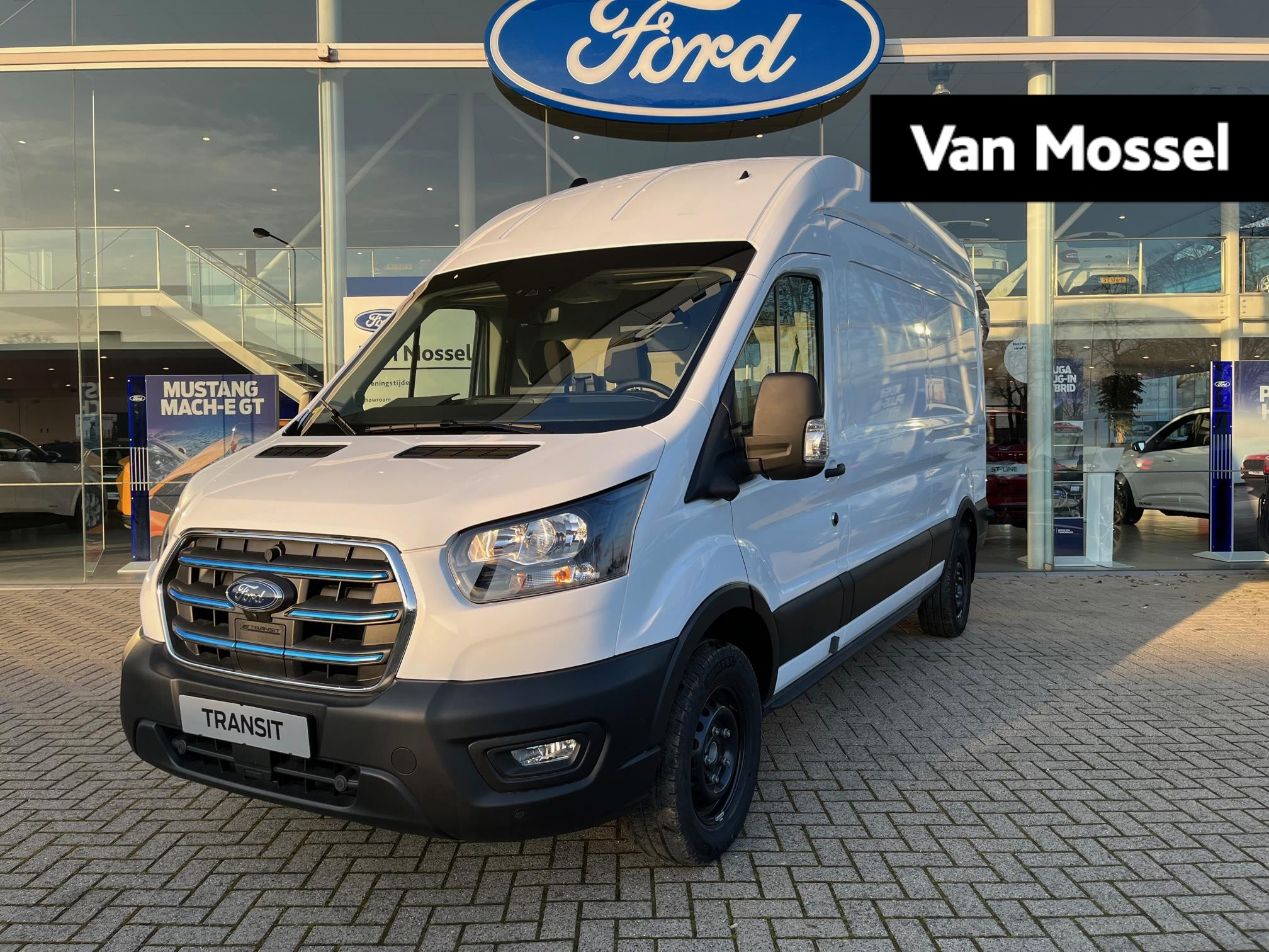 Ford E-Transit 350 L2H3 Trend 68 kWh EXTRA HOOG DAK H3 | Navigatie + Camera | Adaptive Cruise Controle | PDC V+A | UITVOORRAAD LEVERBAAR!!