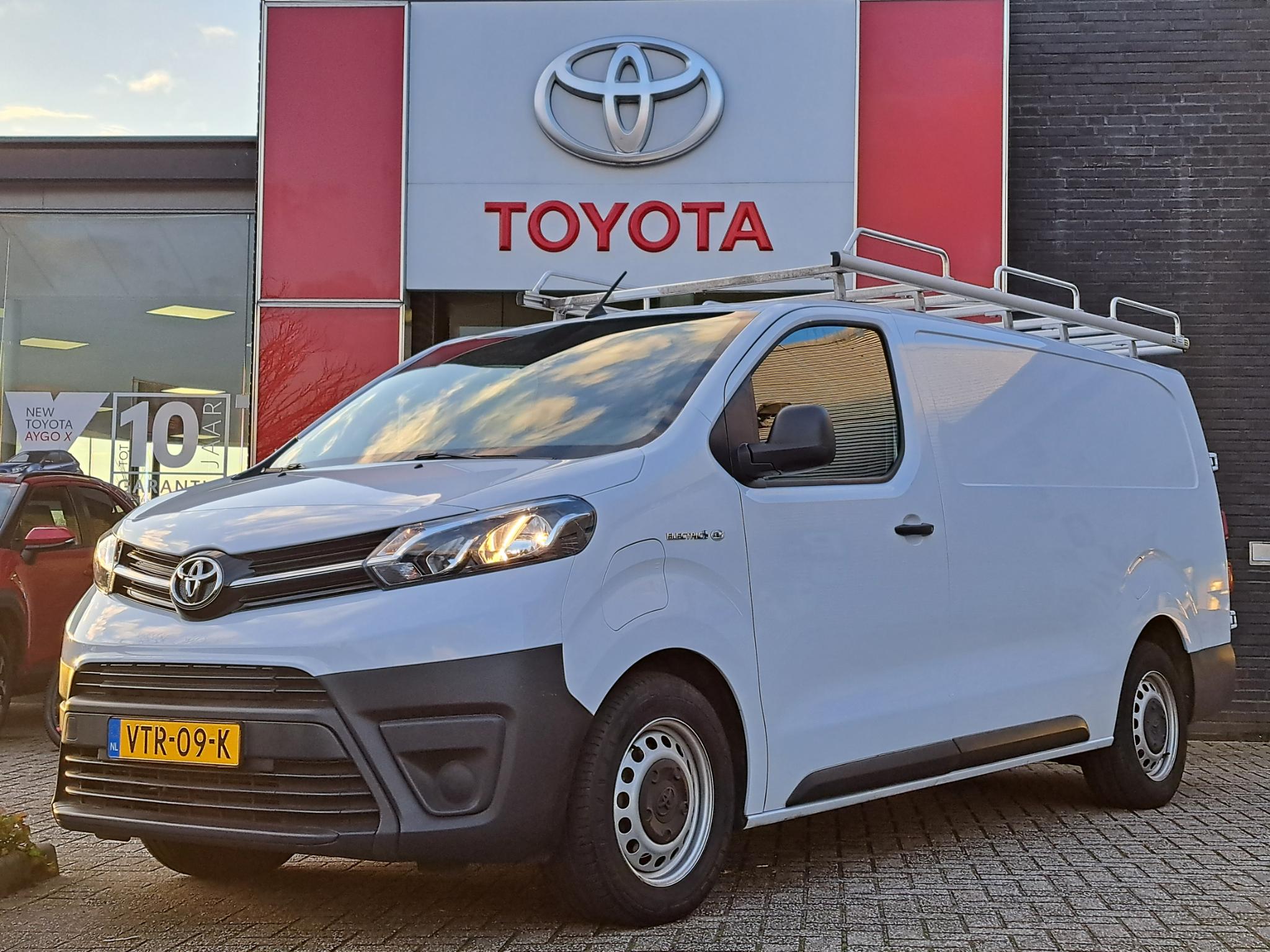 Toyota ProAce Long Worker LIVE 75KWH ELECTRIC 3-PERS AIRCO IMPERIAAL KASTINRICHTING NL-AUTO 10JAAR GARANTIE